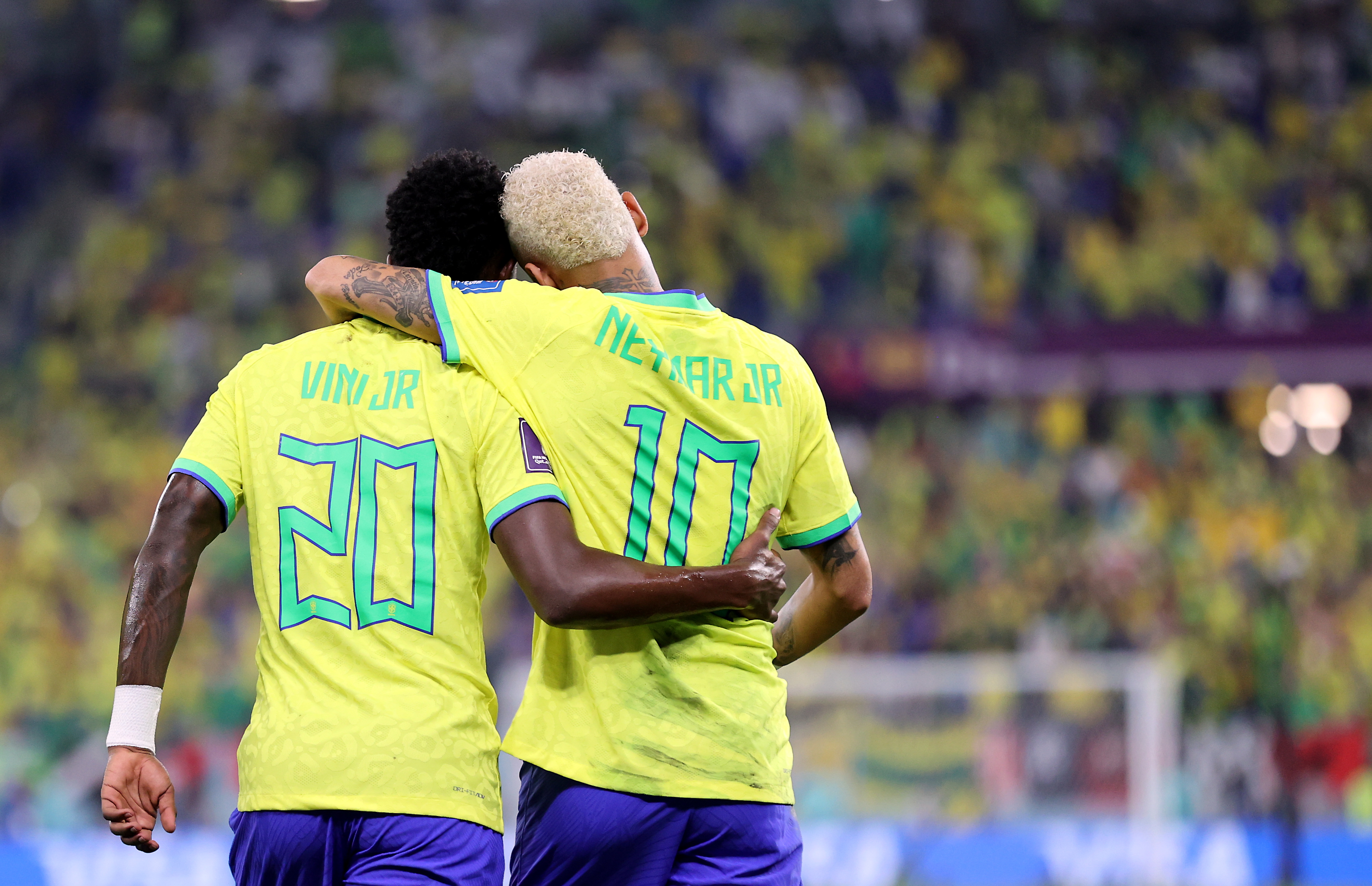 Doha (Qatar), 05/12/2022.- Vinicius Junior of Brazil (L) celebrates with Neymar (R) after scoring the 1-0 during the FIFA World Cup 2022 round of 16 soccer match between Brazil and South Korea at Stadium 974 in Doha, Qatar, 05 December 2022. (Mundial de Fútbol, Brasil, Corea del Sur, Catar) EFE/EPA/Abedin Taherkenareh