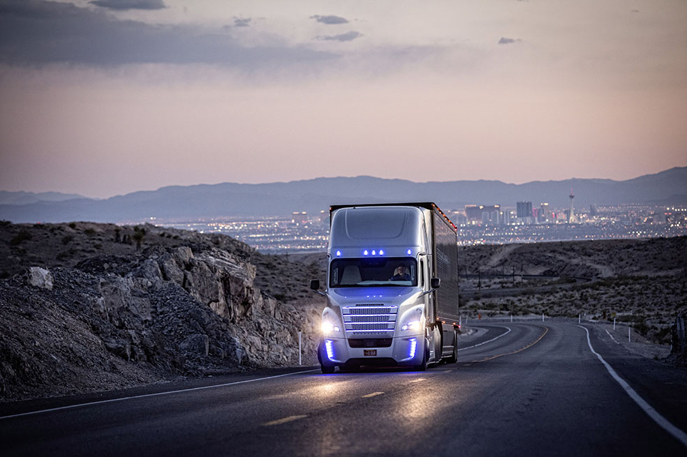Este camión, que por ahora sólo puede circular por las vías del estado de Nevada, es mucho más seguro y tiene una tecnología desarrollada durante años por los mejores científicos. / Daimler