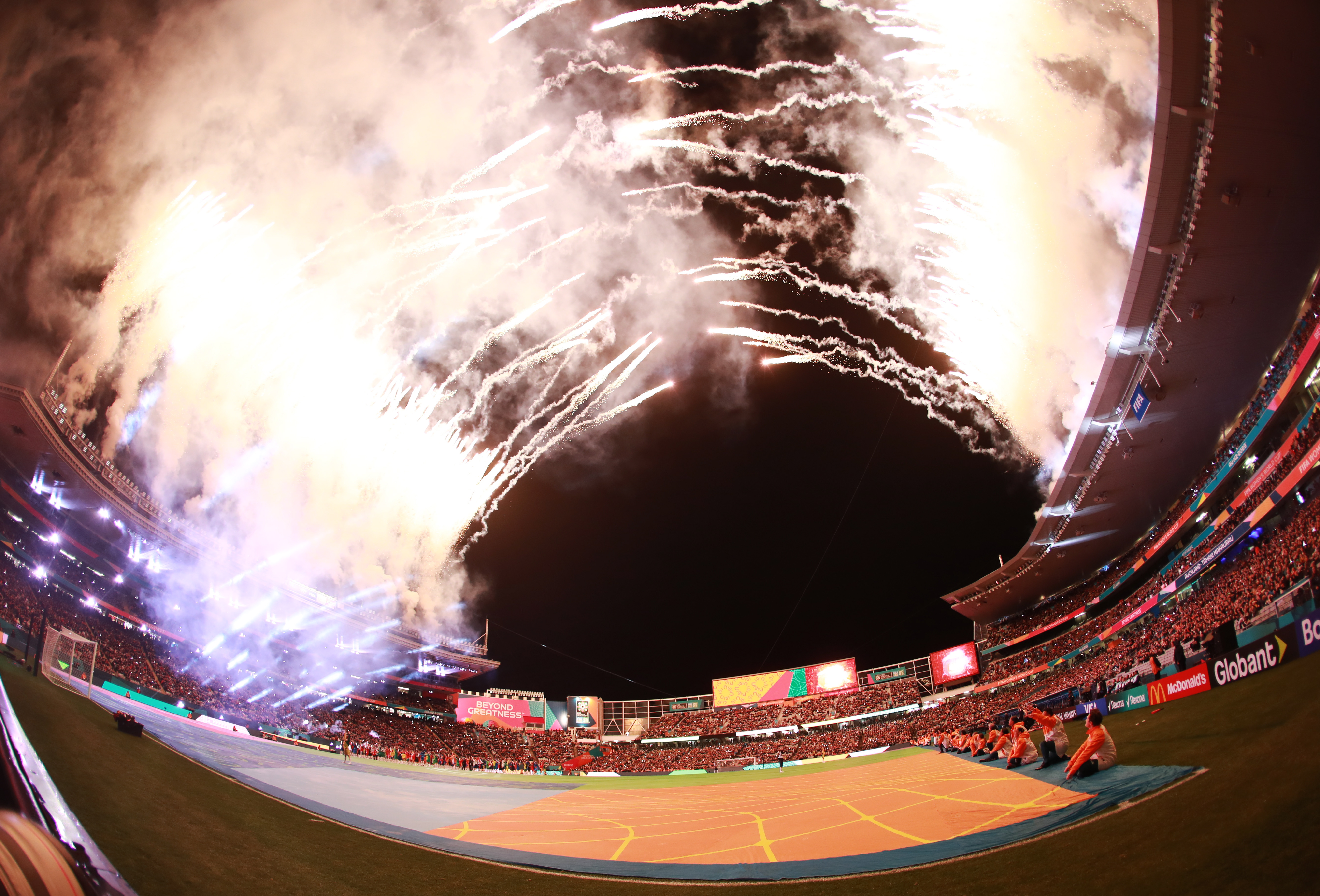 Auckland (New Zealand), 20/07/2023.- A picture taken with a fisheye lens of fireworks exploding over Eden Park Stadium during the opening ceremony of the FIFA Women's World Cup, ahead of the group A soccer match between New Zealand and Norway, in Auckland, New Zealand, 20 July 2023. (Mundial de Fútbol, Nueva Zelanda, Noruega) EFE/EPA/HOW HWEE YOUNG
