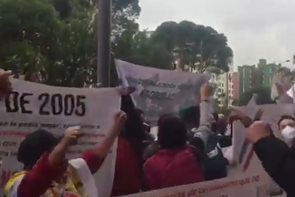 Protesta de personas con limitaciones auditivas frente al Ministerio de Transporte en Bogotá