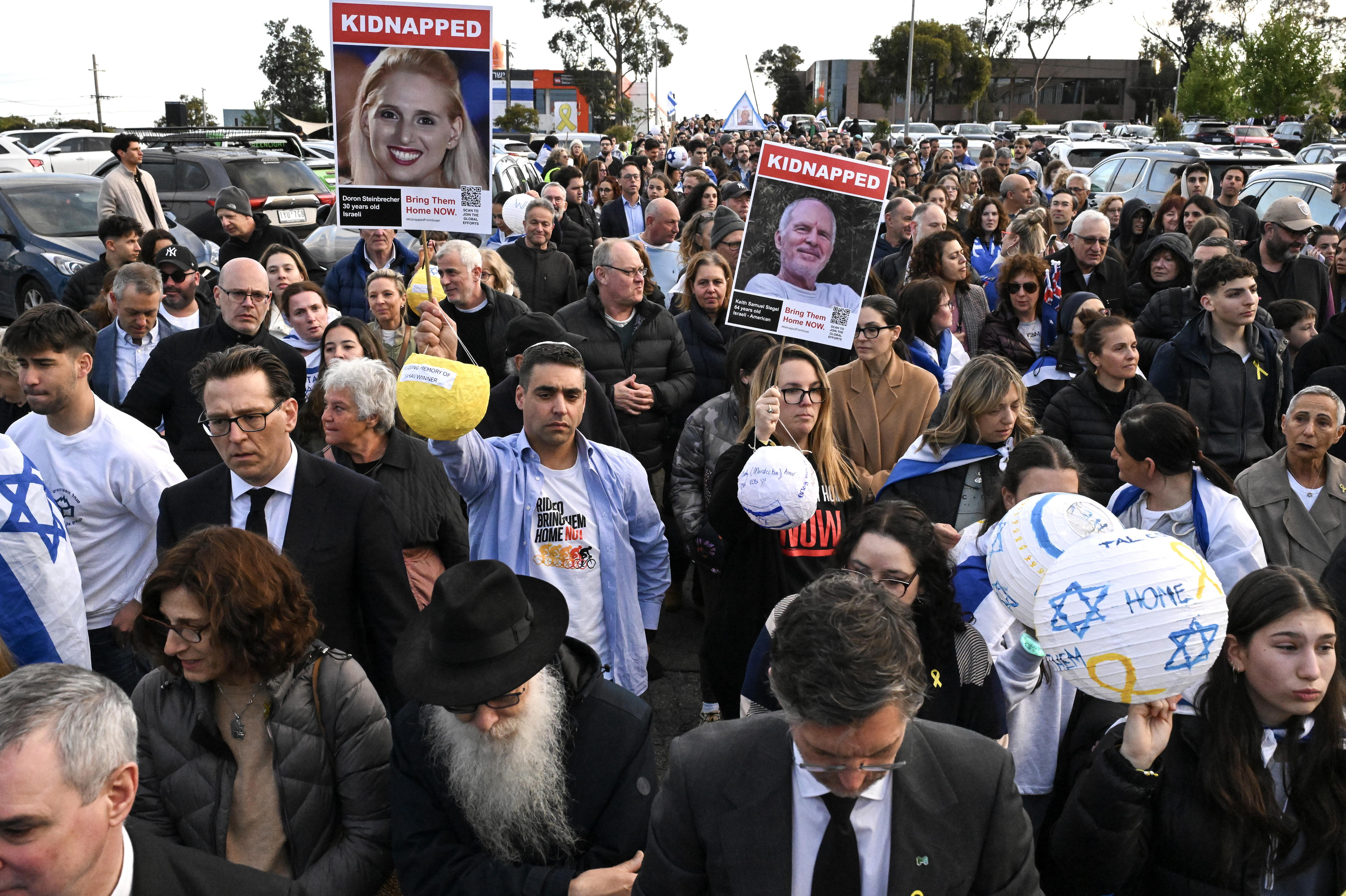 Melbourne (Australia), 07/10/2024.- People hold up images of hostages as they attend a Jewish community vigil marking the first anniversary of the 07 October Hamas-led attack on Israel, in the Moorabbin suburb of Melbourne, Australia, 07 October 2024. October 7th marks one year since the Palestinian militant group Hamas launched a surprise attack on Israel, killing 1,200, and one year since Israel began its war on Gaza, killing more than 41,000 and destroying the Palestinian enclave. According to a statement by the Israeli Government Press Office, 97 Israeli hostages remain in captivity in the Gaza Strip. EFE/EPA/JAMES ROSS NO ARCHIVING AUSTRALIA AND NEW ZEALAND OUT