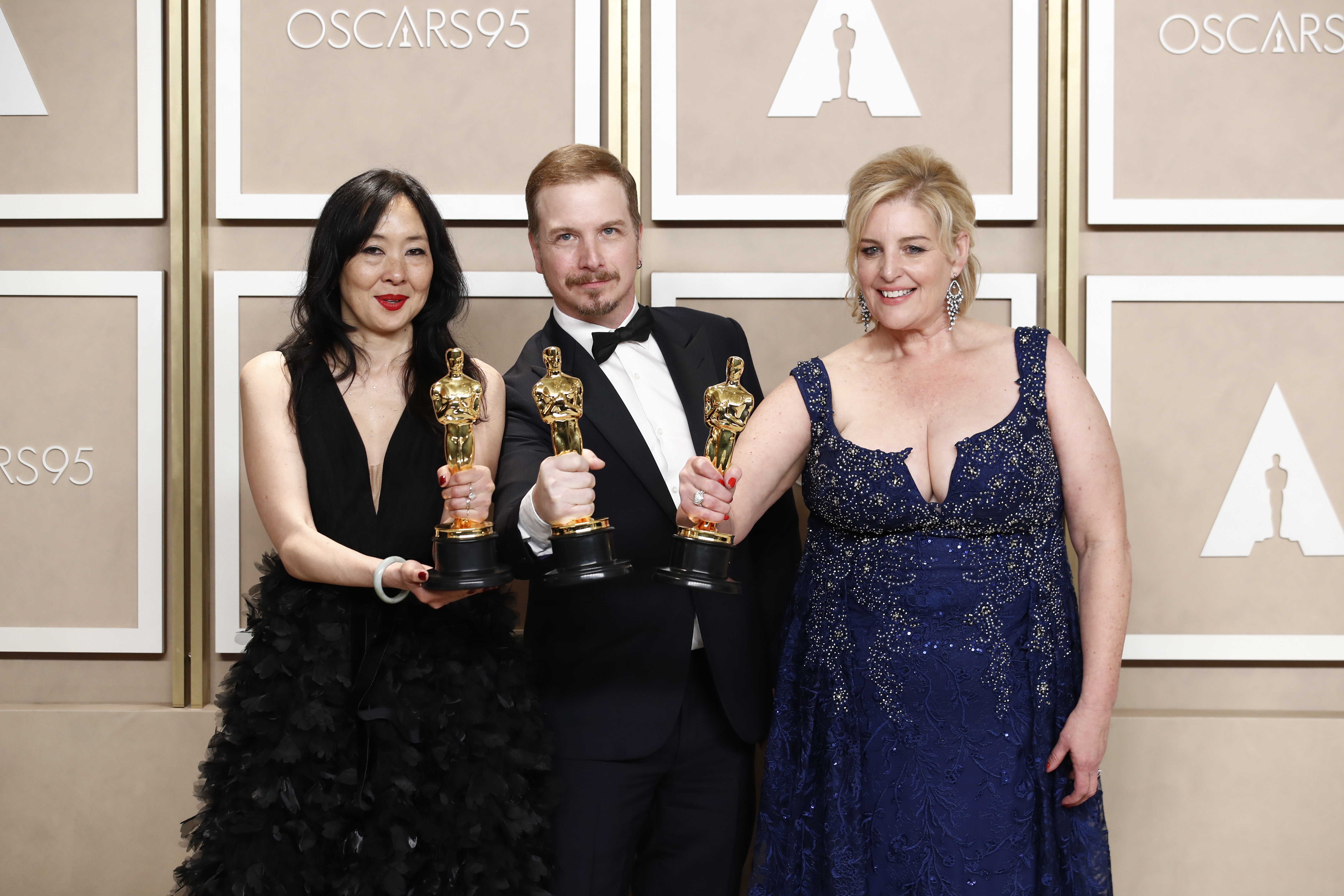Hollywood (United States), 13/03/2023.- (L-R) Judy Chin, Adrien Morot, and Annemarie Bradley, winner of Best Makeup and Hairstyling award for 'The Whale' pose in the press room during the 95th annual Academy Awards ceremony at the Dolby Theatre in Hollywood, Los Angeles, California, USA, 12 March 2023. The Oscars are presented for outstanding individual or collective efforts in filmmaking in 24 categories. (Estados Unidos) EFE/EPA/CAROLINE BREHMAN