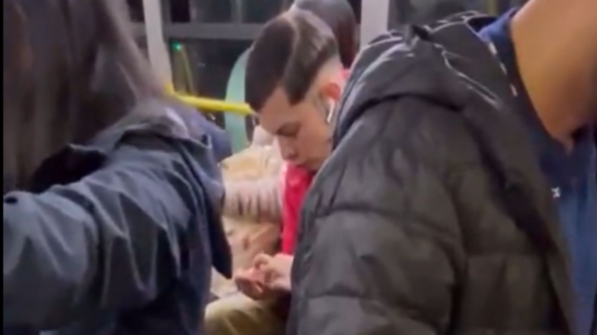 Graban a joven en Transmilenio armando un cigarrillo de marihuana