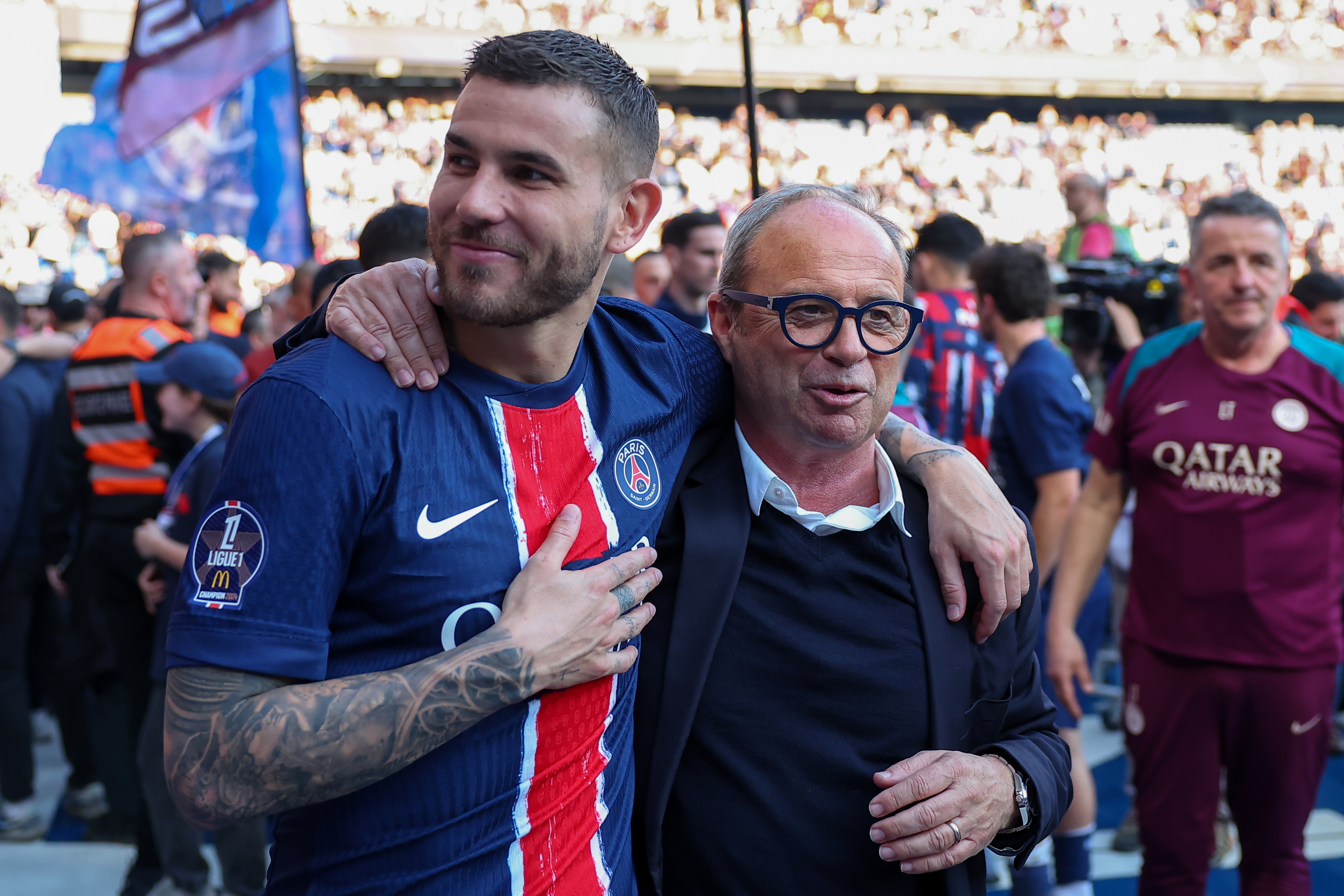 Paris (France), 05/04/2025.- Paris Saint-Germain's French defender Lucas Hernandez (L) reacts with PSG's Portuguese Football Advisor Luis Campos as they celebrate after winning the match and the League 1 championship title after the French Ligue 1 match between Paris Saint-Germain and Angers SCO in Paris, France, 05 April 2025. (Francia) EFE/EPA/FRANCK FIFE / POOL