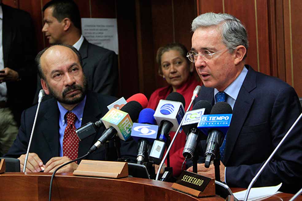 La estrategia de zanahoria y garrote contra Uribe