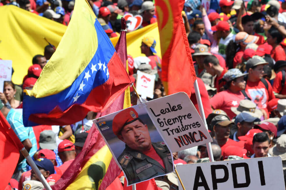 Retratos del exmandatario fallecido, Hugo Chávez, permanecen en las calles de Caracas. / AFP