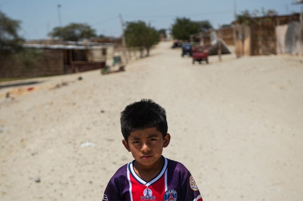 Miles de los migrantes climáticos que perdieron sus hogares y medios de vida debido al fenómeno de El Niño Costero hace cinco años, viven en campamentos precarios en el desierto del norte de Perú.