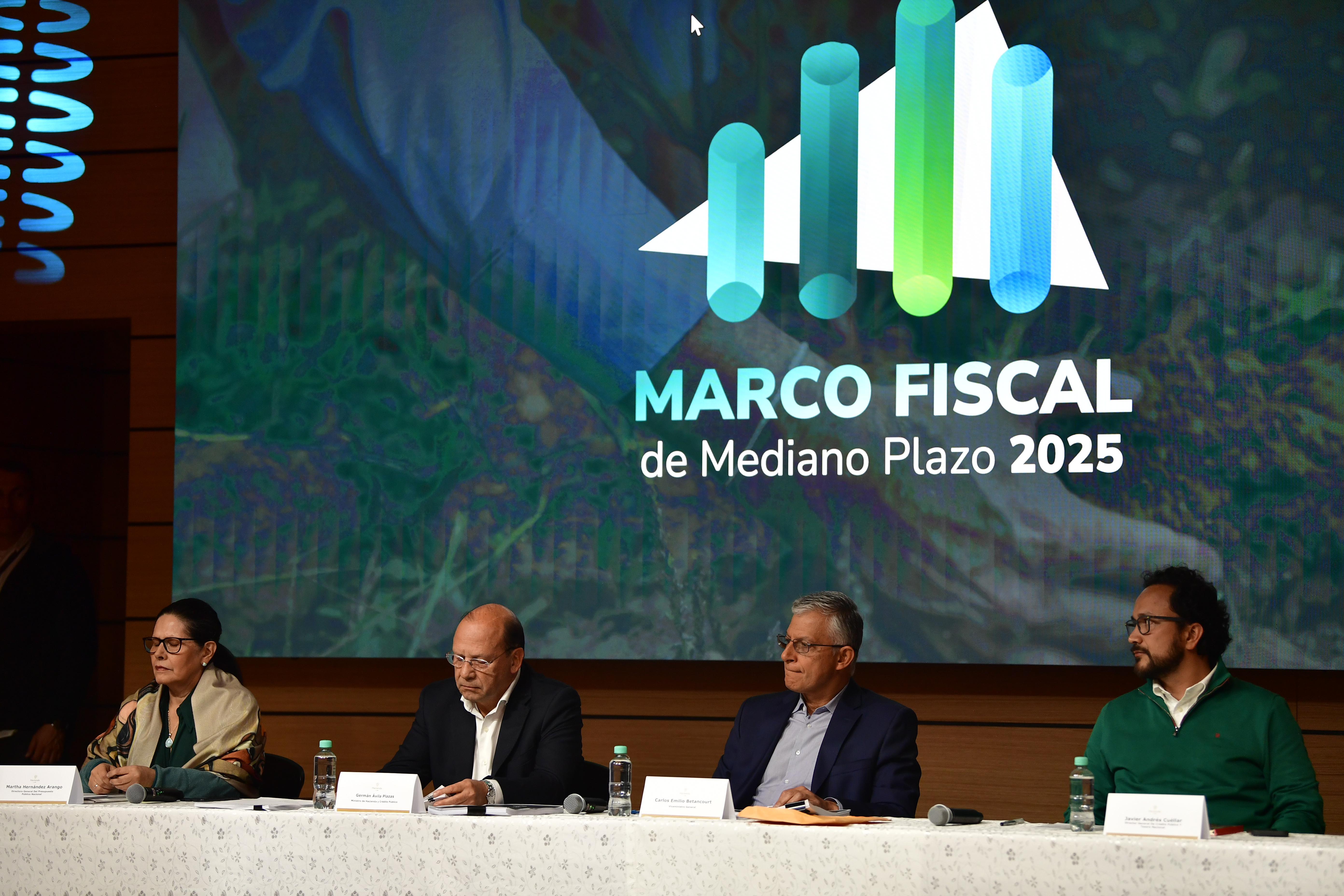 Presentación del Marco Fiscal de Mediano Plazo que contó con la presencia del ministro de hacienda Germán Ávila, Martha Hernández, Carlos Emilio Betancourt y Javier Andrés Cuellar