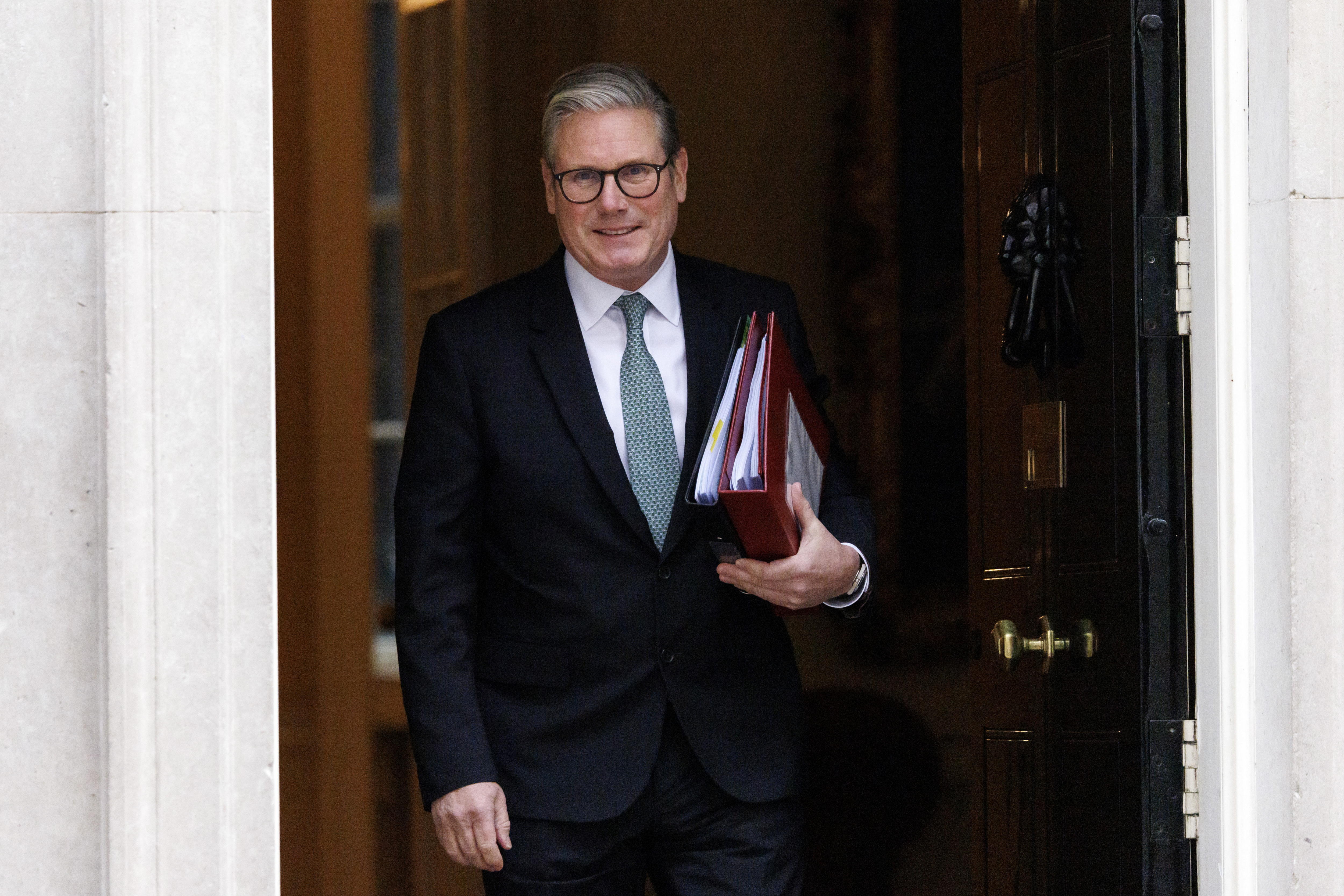 London (United Kingdom), 08/01/2025.- British Prime Minister Keir Starmer departs his official residence at 10 Downing Street to appear at Prime Minister's Questions (PMQs) at Parliament in London, Britain, 08 January 2025. (Reino Unido, Londres) EFE/EPA/TOLGA AKMEN
