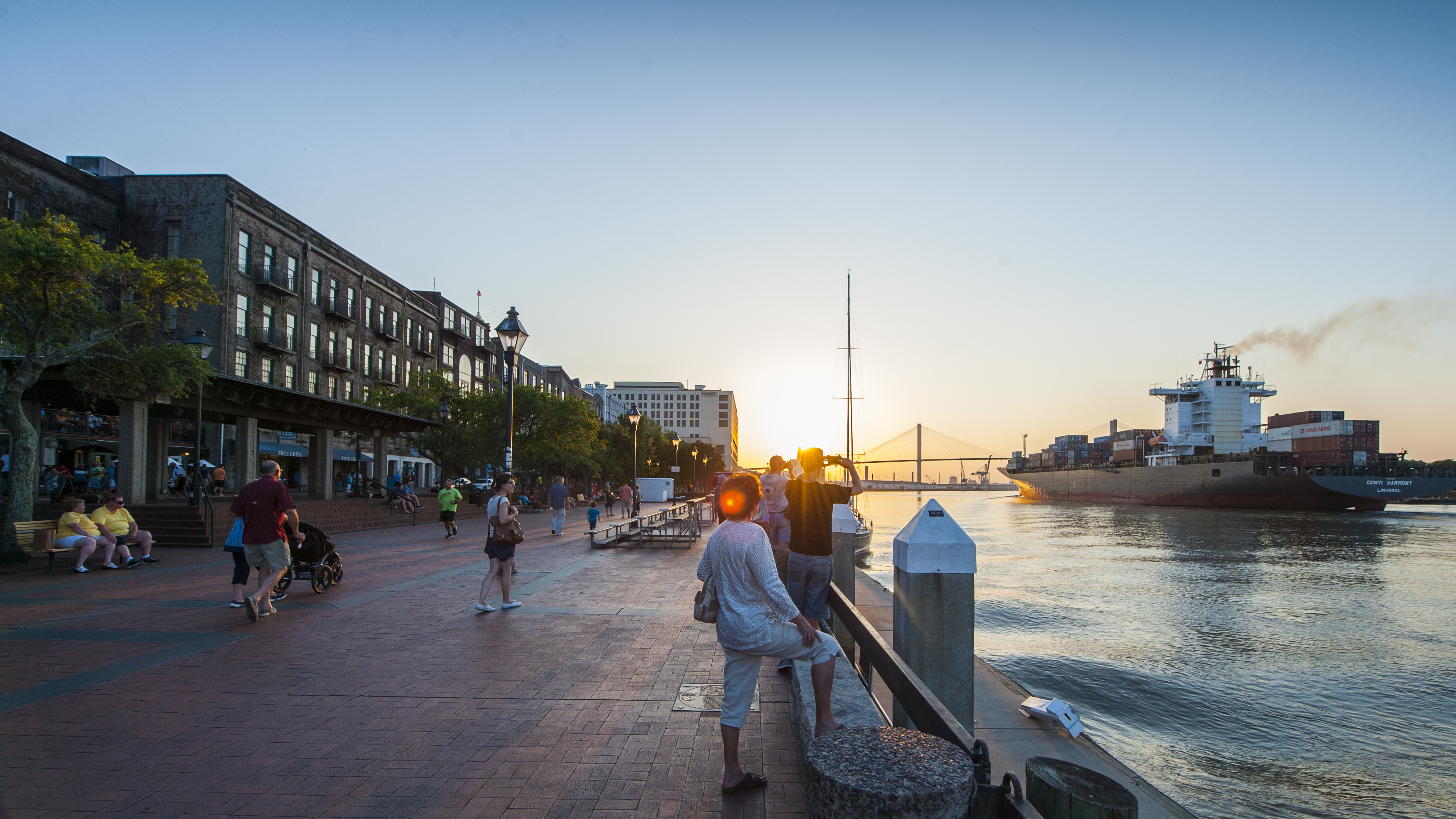 El muelle de Savannah, con epicentro en la emblemática River Street, brinda amplias vistas del río Savannah, del tránsito de embarcaciones, del Talmadge Memorial Bridge y de los cruceros que navegan al atardecer.