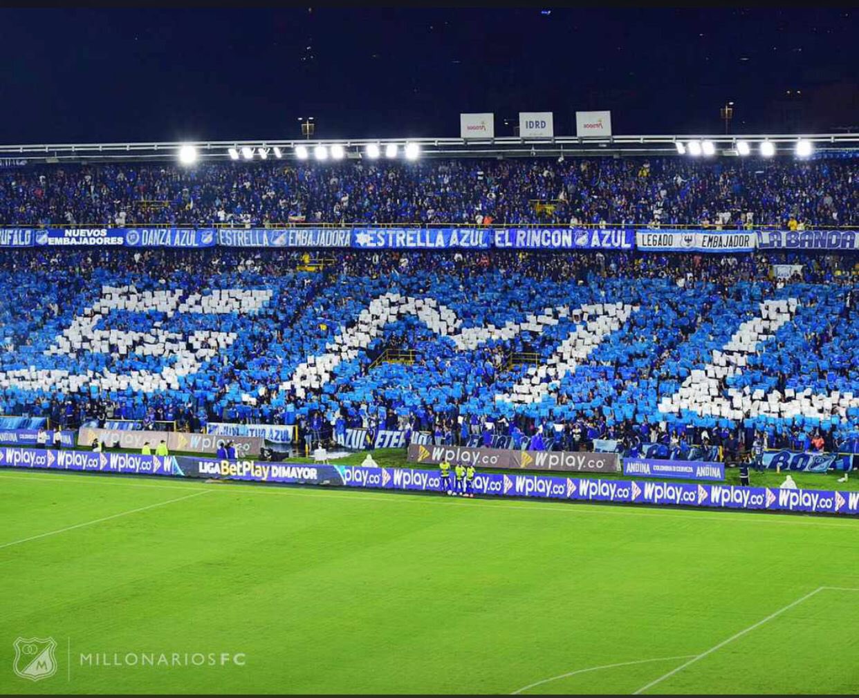 La tribuna de oriental de Millonarios hizo un tifo con las siglas 'SML' de "Solo Millos, loca" para la final de la Copa BetPlay 2022 frente a Junior.