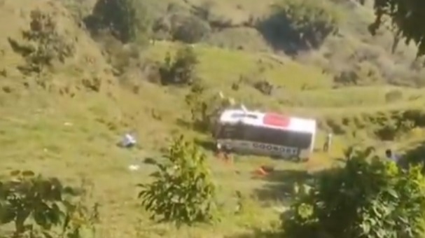 Identifican heridos tras caída de bus intermunicipal en abismo, en Antioquia