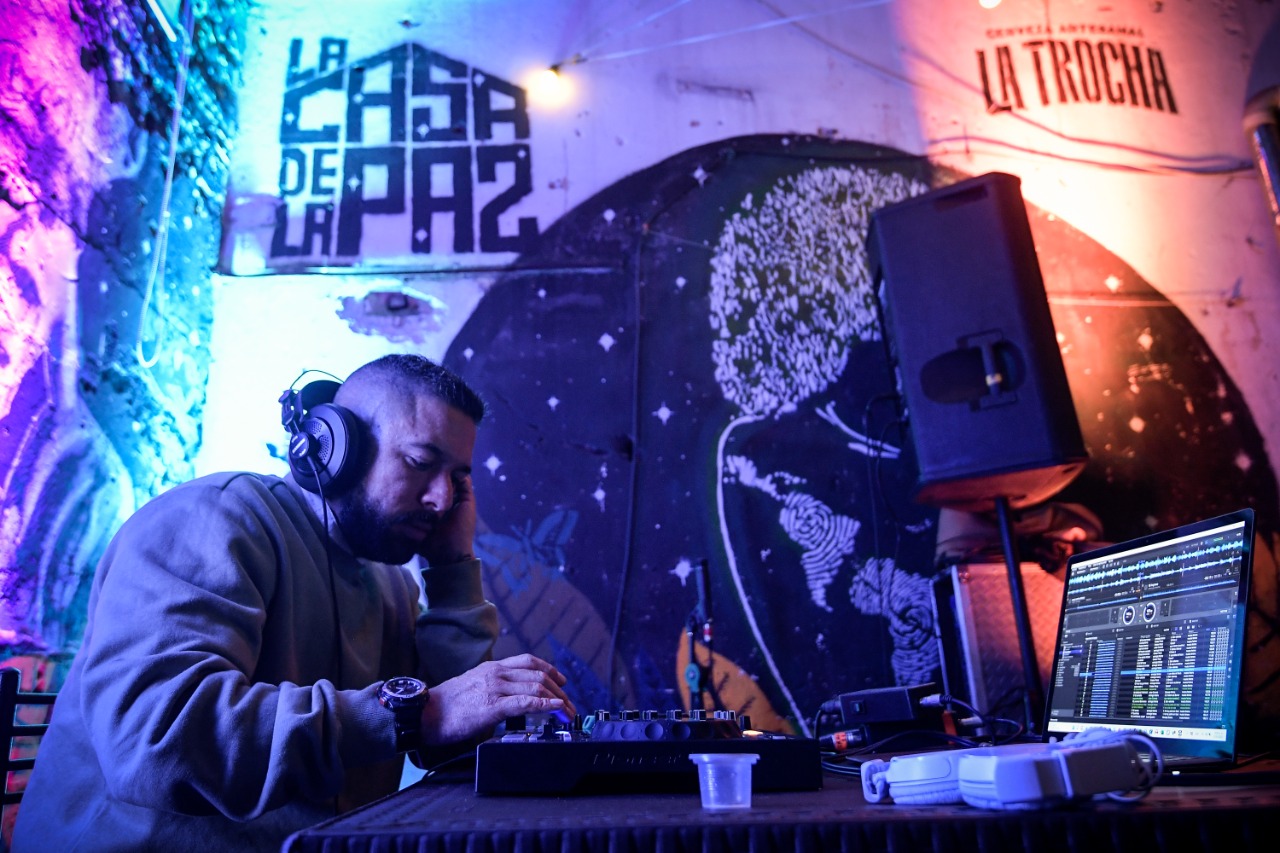 La música es sin duda una de sus principales pasiones.