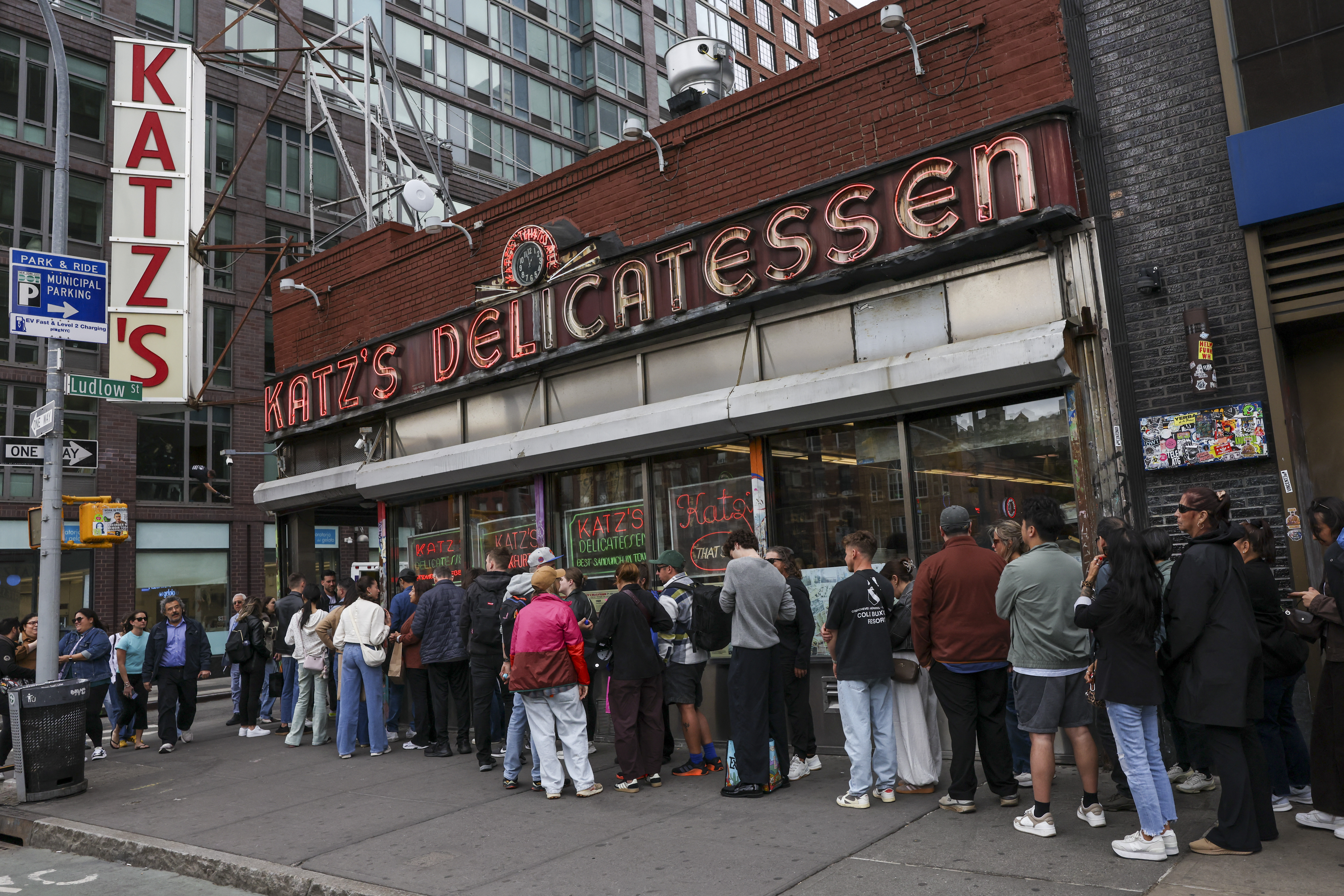 En Nueva York, hacer fila ahora es un negocio millonario: ¿pagaría para que se la hagan?