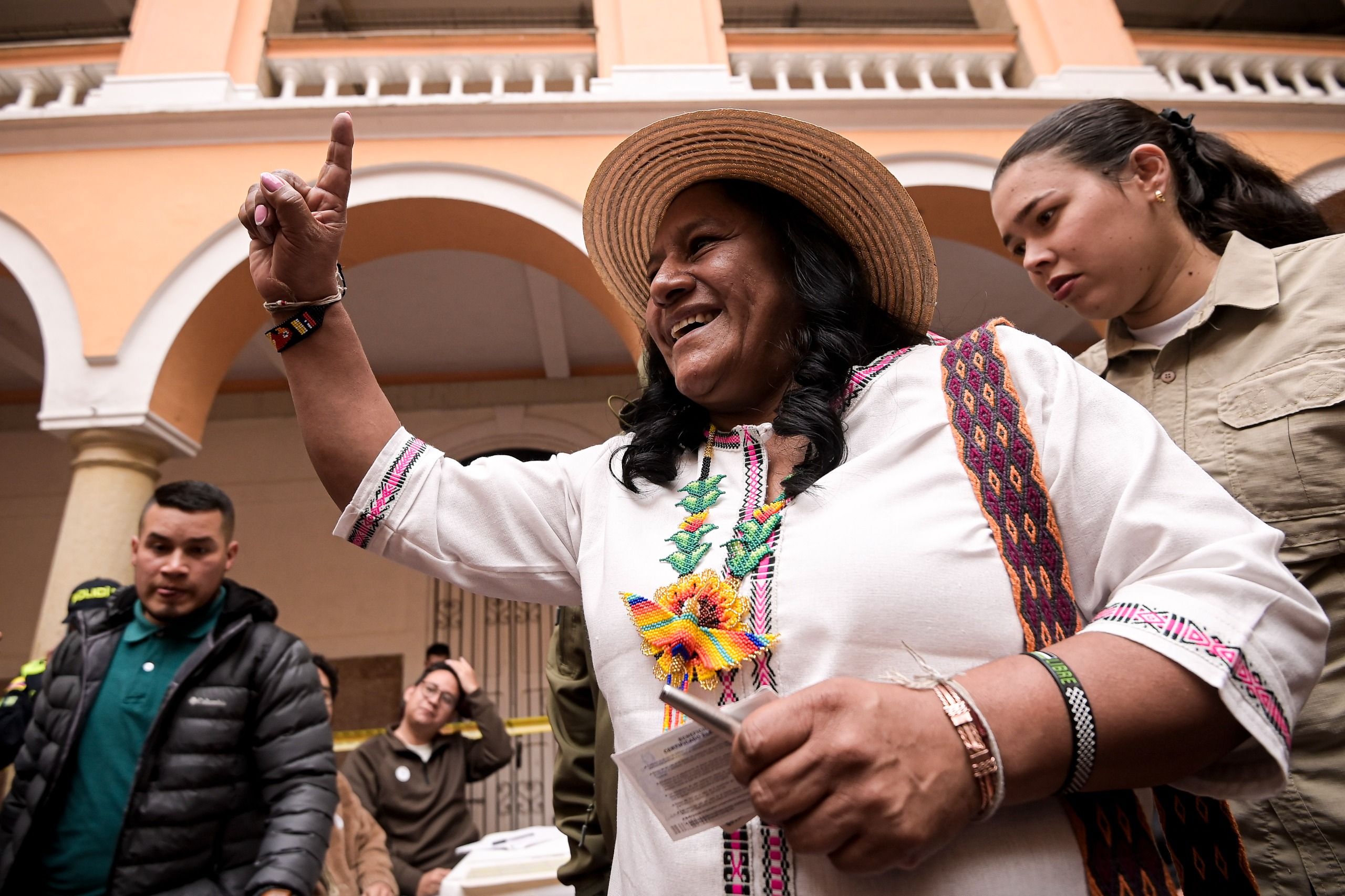 La lideresa indígena y fórmula vicepresidencial de Iván Cepeda votó en la ciudad de Bogotá.