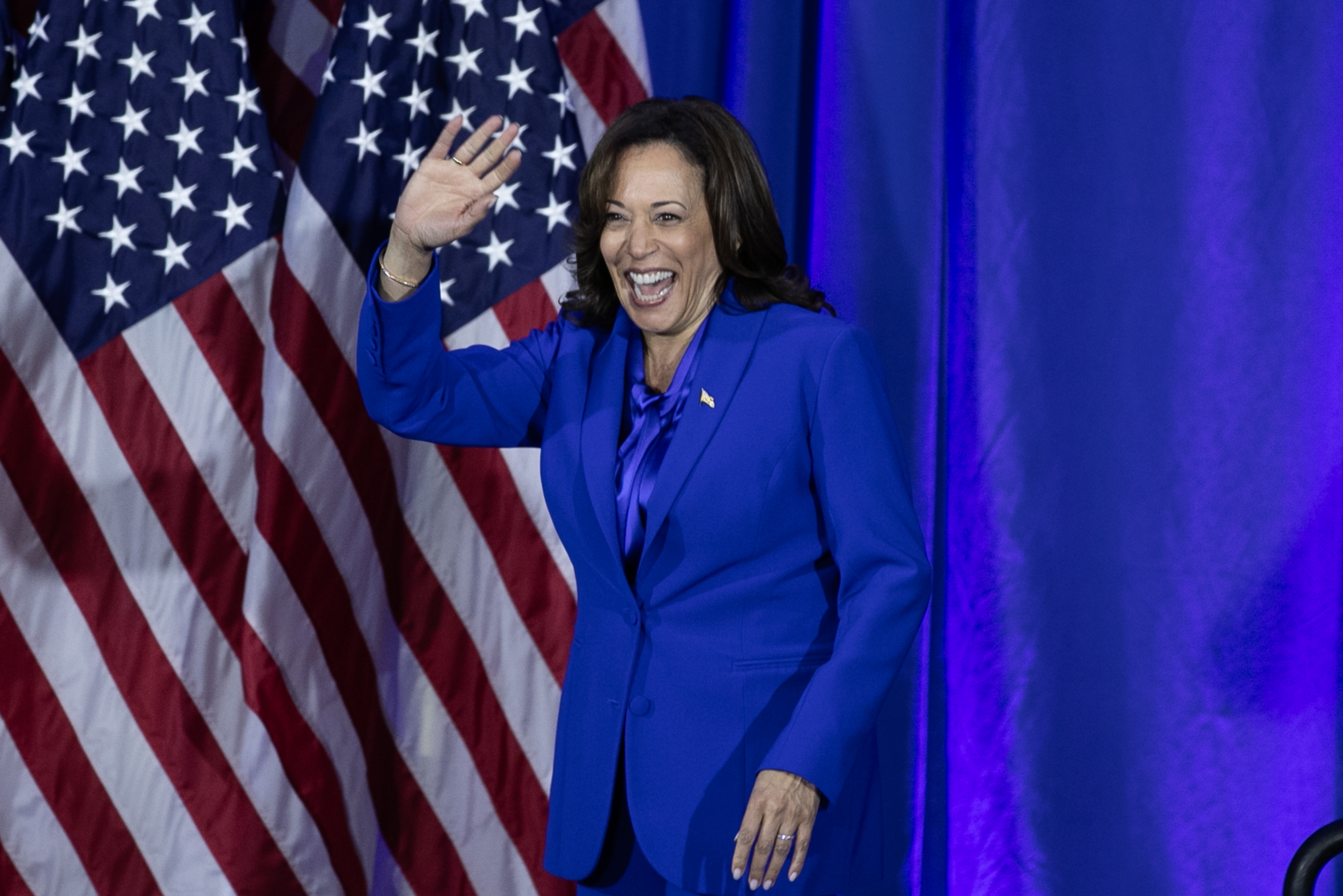 Washington (United States), 23/06/2023.- US Vice President Kamala Harris arrives to deliver remarks during a political event on reproductive rights ahead of the first anniversary of the Supreme Court ruling on Dobbs, in Washington, DC, USA, 23 June 2023. The Supreme Court ruling on Dobbs on 24 June 2022 overturned Roe v. Wade, reversing nearly fifty years of federally-protected abortion rights. (Estados Unidos) EFE/EPA/MICHAEL REYNOLDS