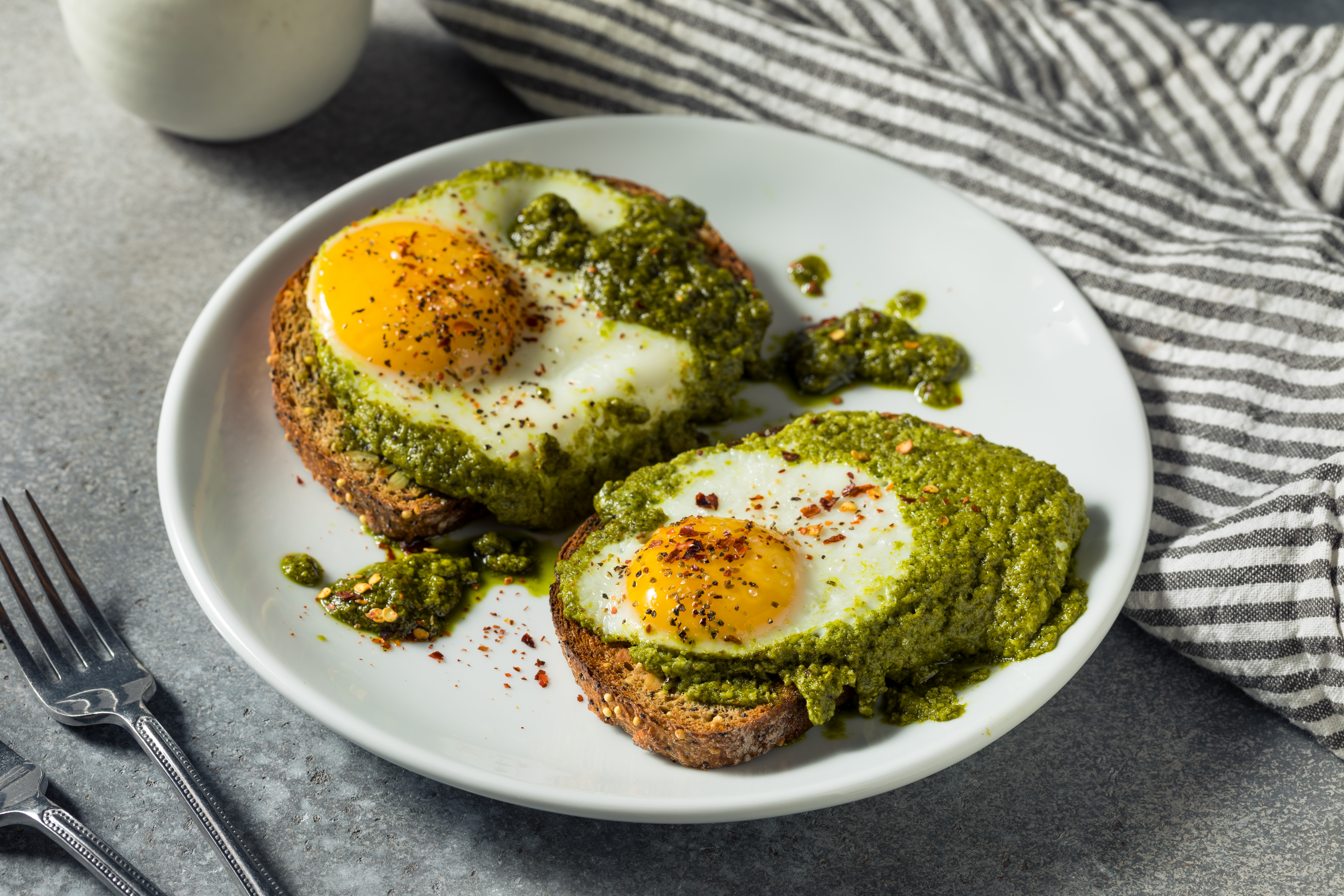 Receta para cocinar un desayuno inspirado en la salsa pesto