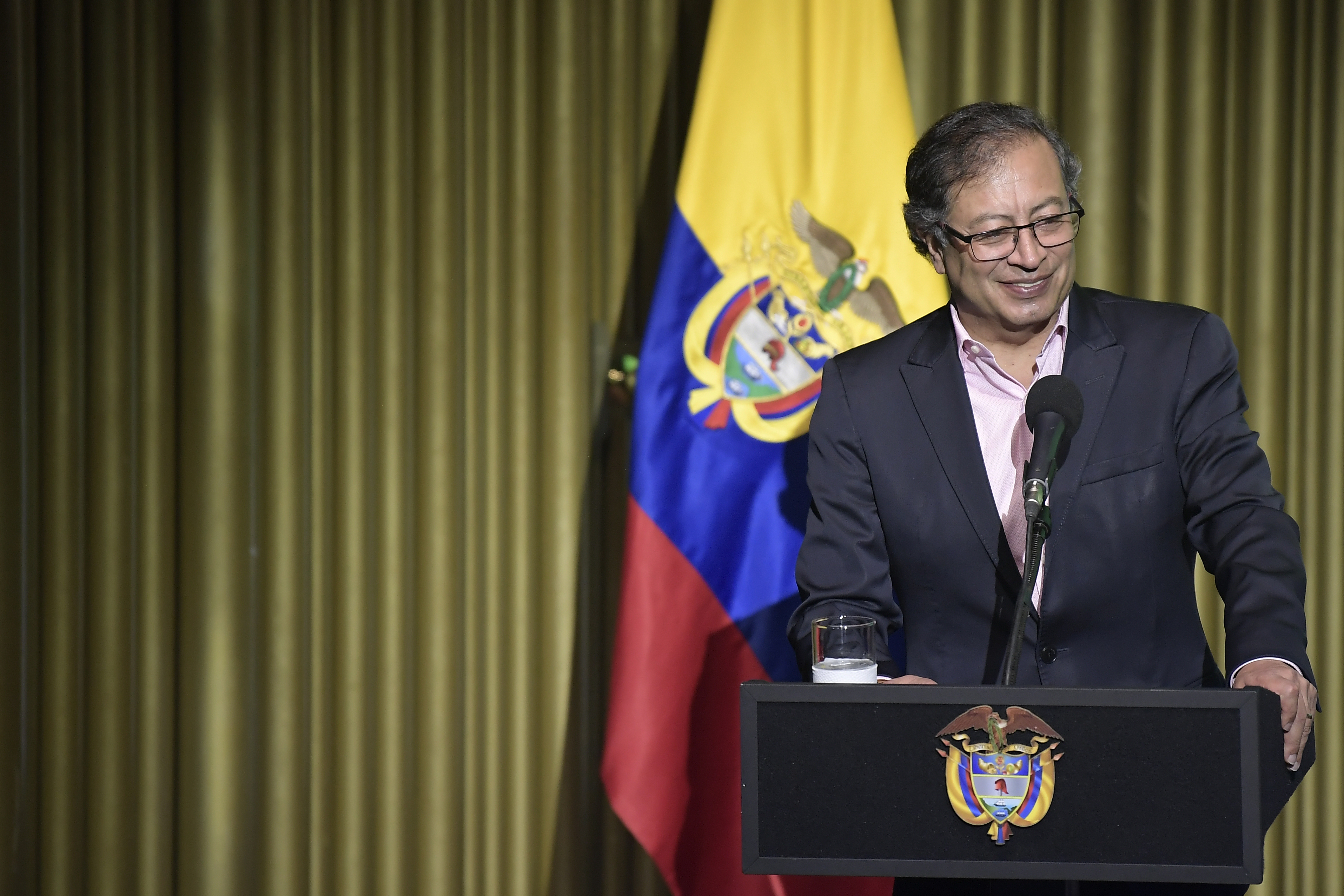 Presidente de Colombia hace entrega de la Constitución Política que reconoce los derechos del campesinado a representantes de esa población, en el Centro de Memoria, Paz y Reconciliación.
