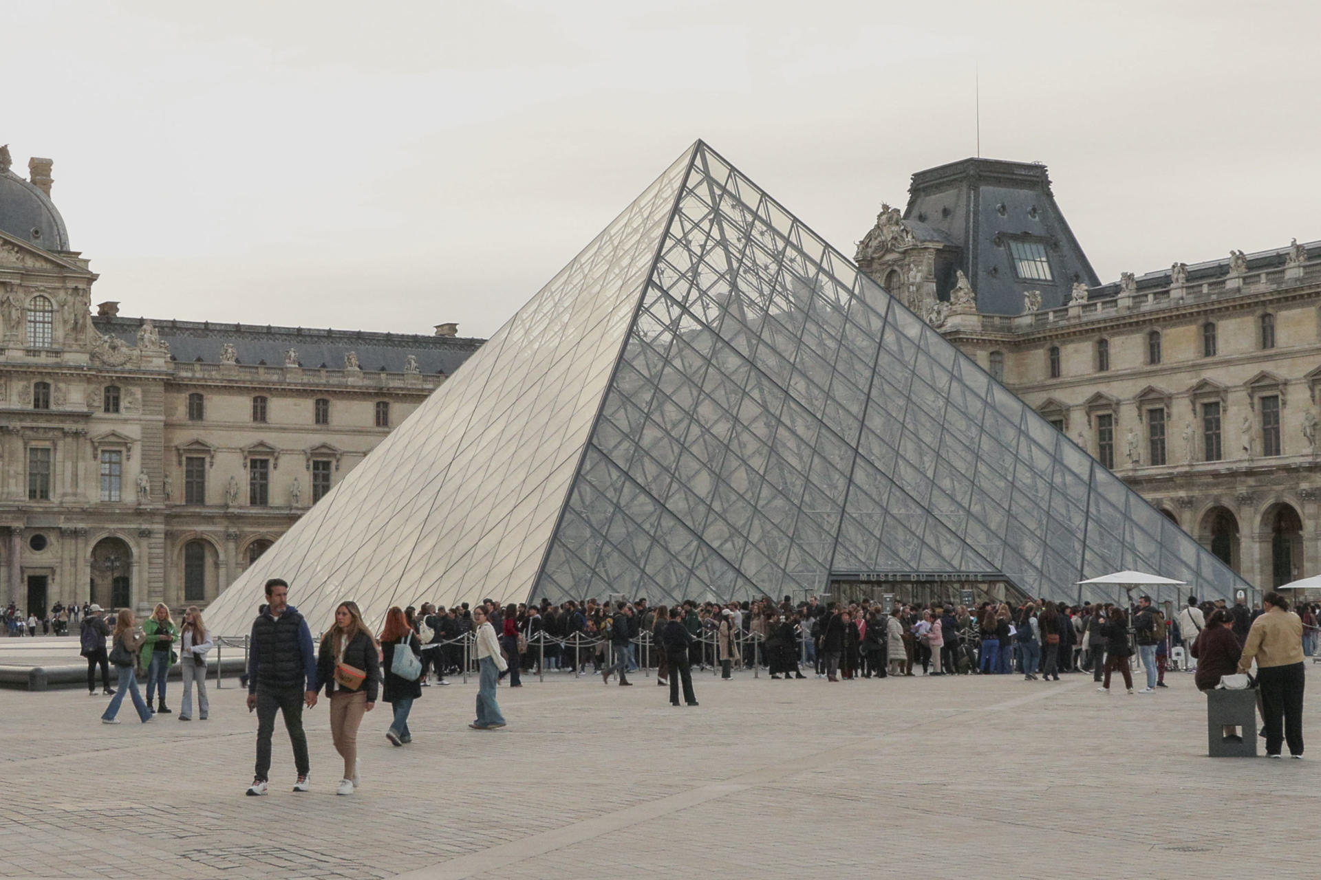 Tiktokers belgas burlaron seguridad del Louvre y cuelgan su foto en la sala de la Mona Lisa