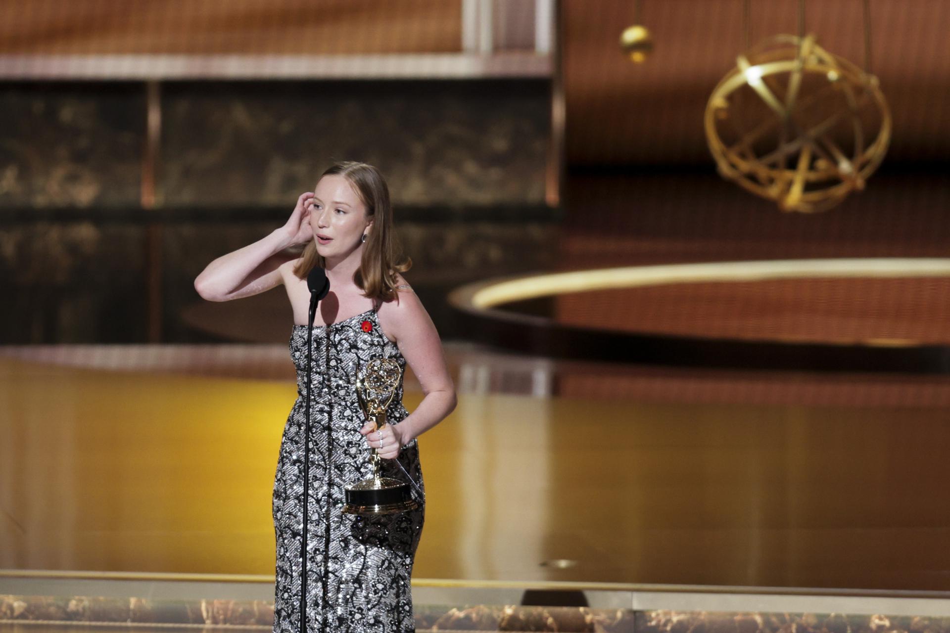 LOS ANGELES (United States), 14/09/2025.- US actor Hannah Einbinder accepts the Supporting Actress in a Comedy Series award for 'Hacks' during the 77th annual Emmy Awards ceremony held at the Peacock Theater in Los Angeles, California, USA, 14 September 2025. The Emmys celebrate excellence in national primetime television programming. EFE/EPA/ALLISON DINNER

