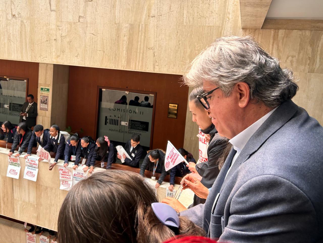 Senador Wilson Arias y estudiantes del Sena piden que sea aprobada la reforma laboral.