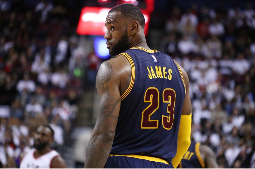 De la mano de LeBron, Cleveland derrotó a Toronto y lo dejó al borde de la eliminación