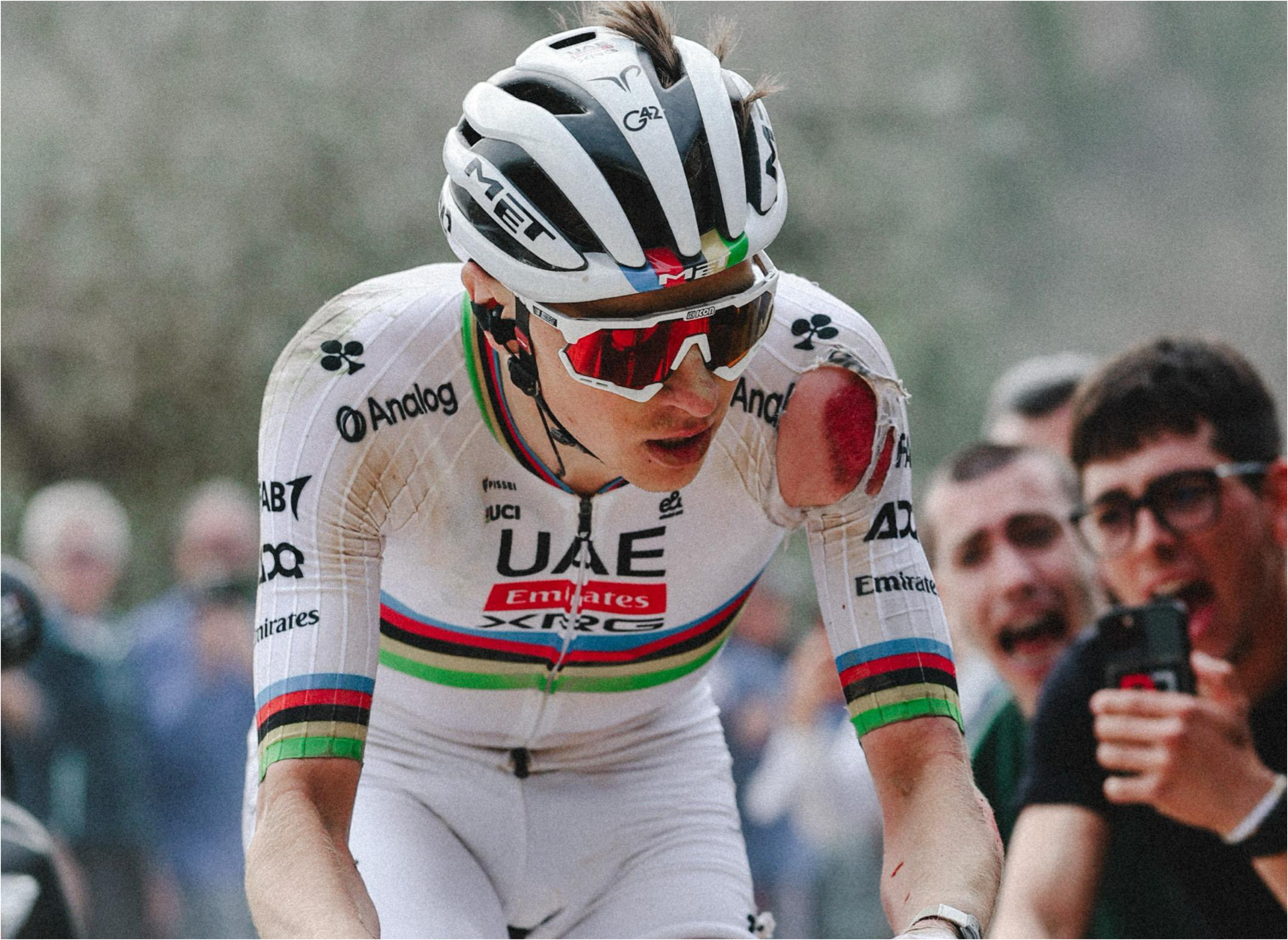 Vea la tremenda caída de Tadej Pogacar en la Strade Bianche