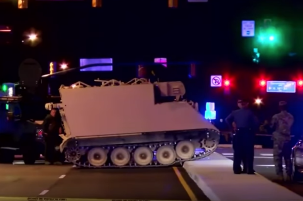 Insólita persecución entre un tanque blindado y la policía en autopista de Estados Unidos