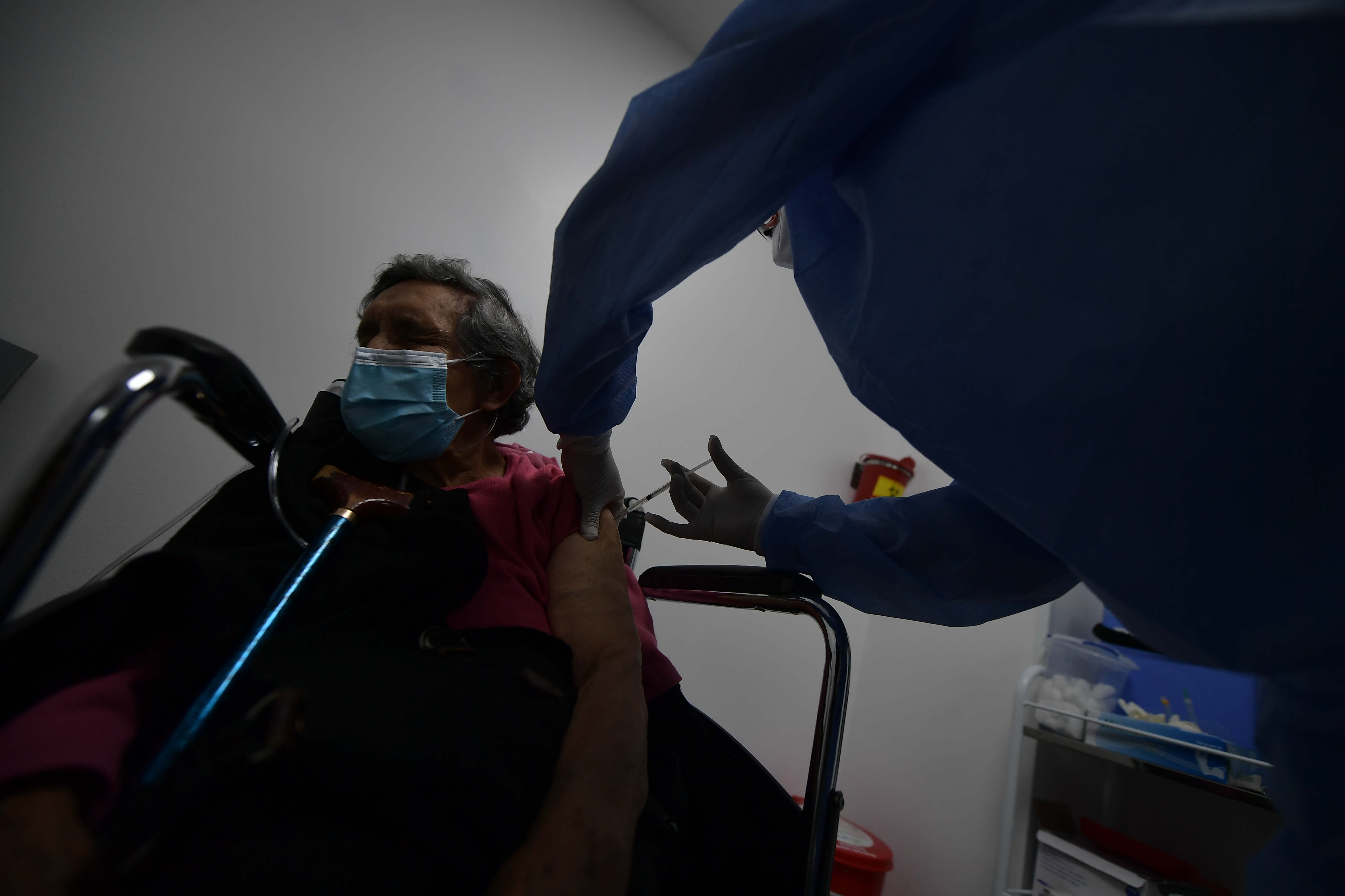 Vacunas para adultos mayores en Colombia: ¿cuáles necesita y dónde aplicarlas?