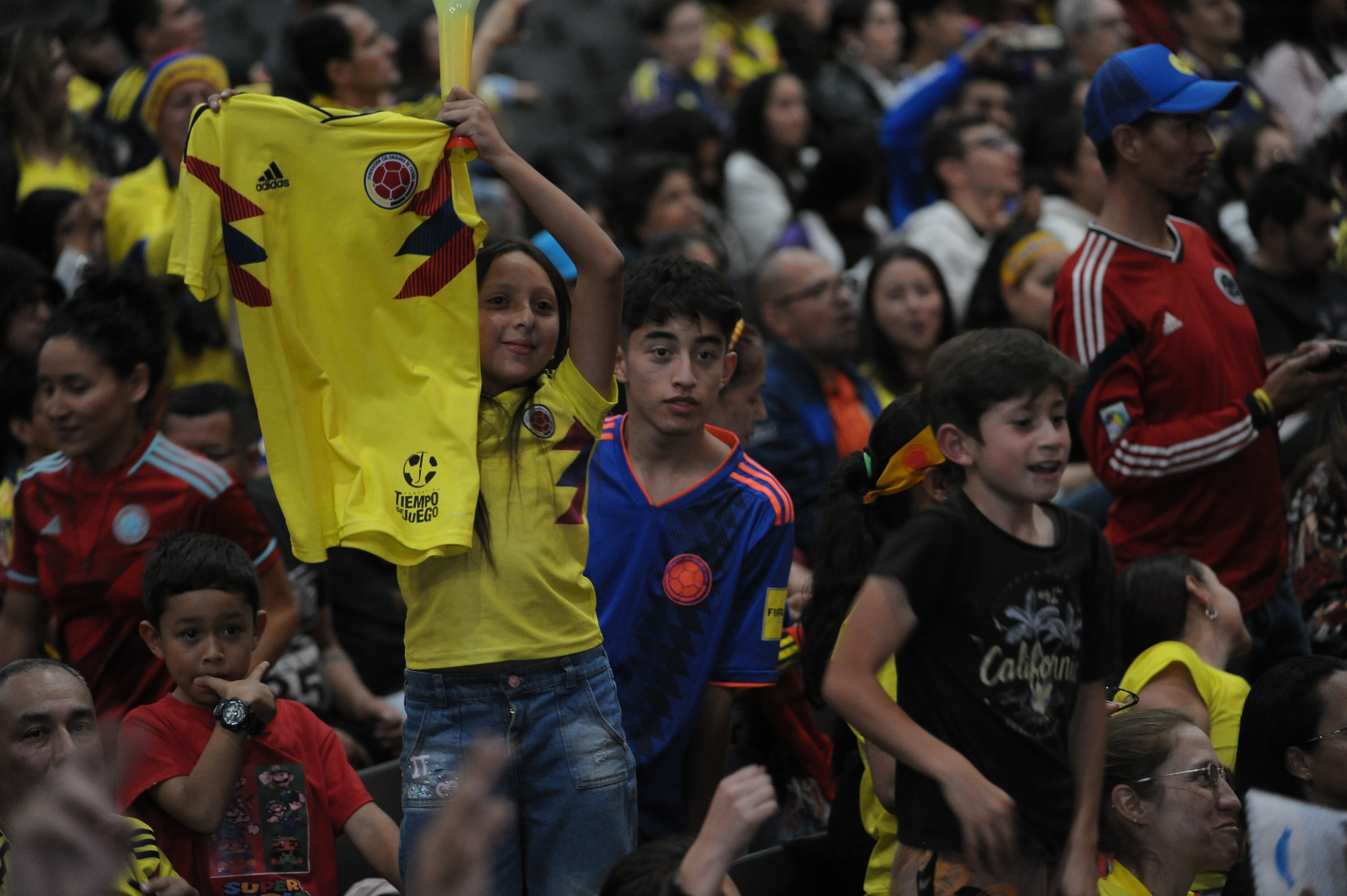 Personas de todas las edades, en especial niños, colorearon las tribunas de la Arena Movistar de amarillo, azul y rojo.