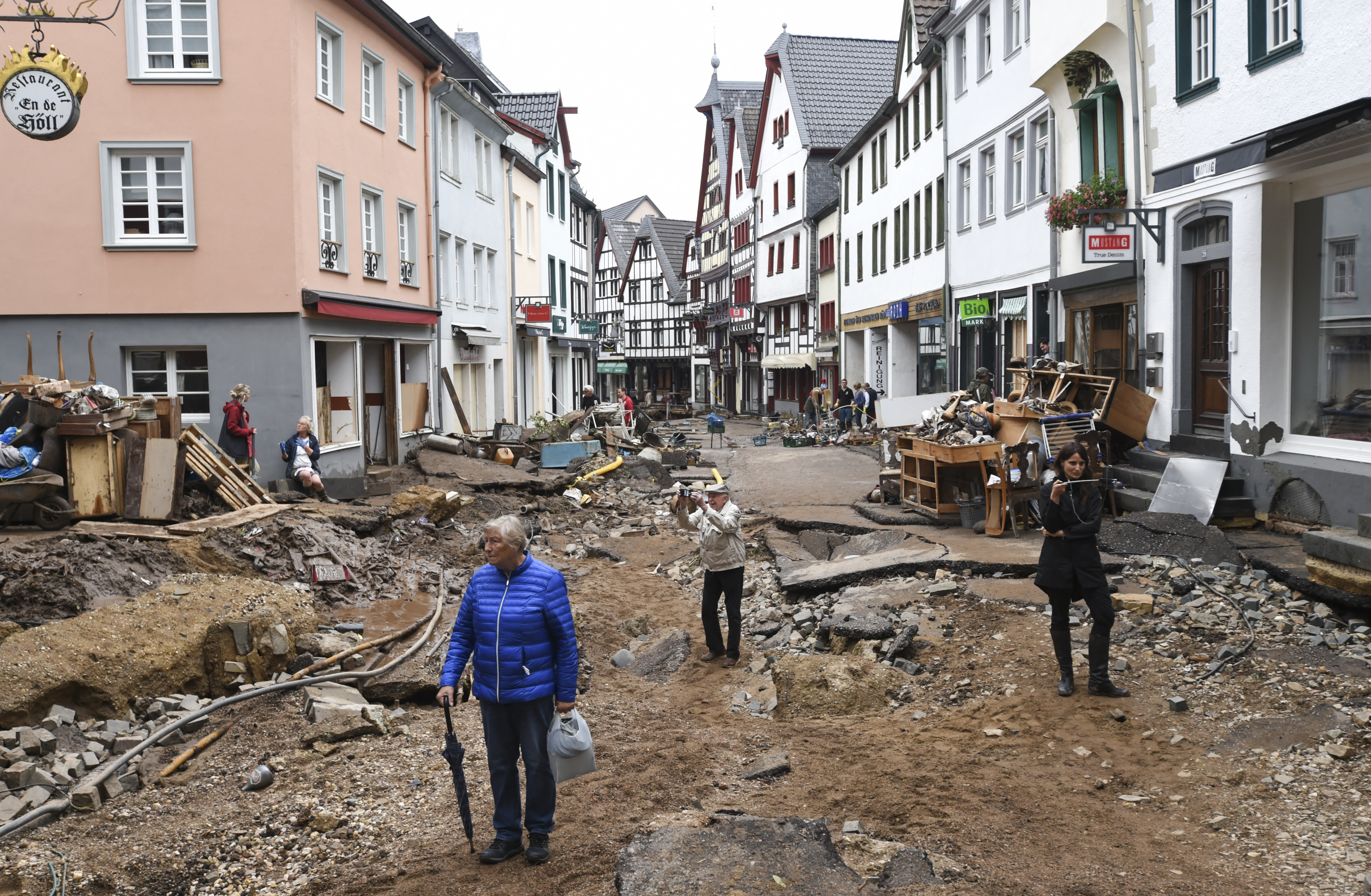 Por las calles de los municipios de Ahrweiler, parecía que hubiera pasado un tsunami: las calles y numerosas casas están sumergidas, hay edificios que se han hundido, los automóviles han sido arrastrados, los árboles, arrancados. "A las 23h30 había solo un poco de agua, a la 1 de la madrugada, todo estaba sumergido. Nuestro apartamento, nuestra oficina, las casas de los vecinos... Todo se inundó en apenas 15 minutos", dijo a la AFP Agron Berischa, vecina de esta zona. Foto: Bad Muenstereifel, Alemania