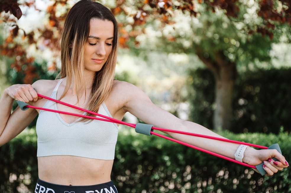 5 ejercicios con bandas elásticas para entrenar en cualquier lugar