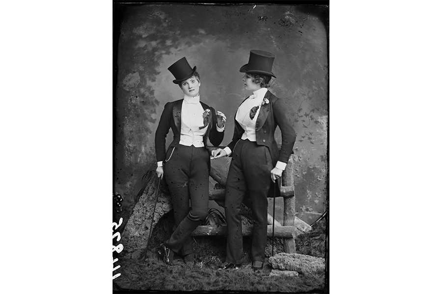 Dos imitadoras masculinas en la Inglaterra victoriana, alrededor de 1870. (Foto de London Stereoscopic Company/Hulton Archive/Getty Images)