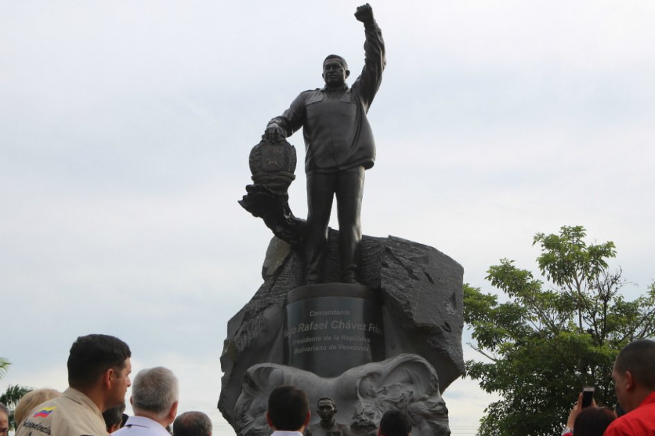 Cárcel para presuntos responsables de daños a estatua de Chávez en su pueblo de origen