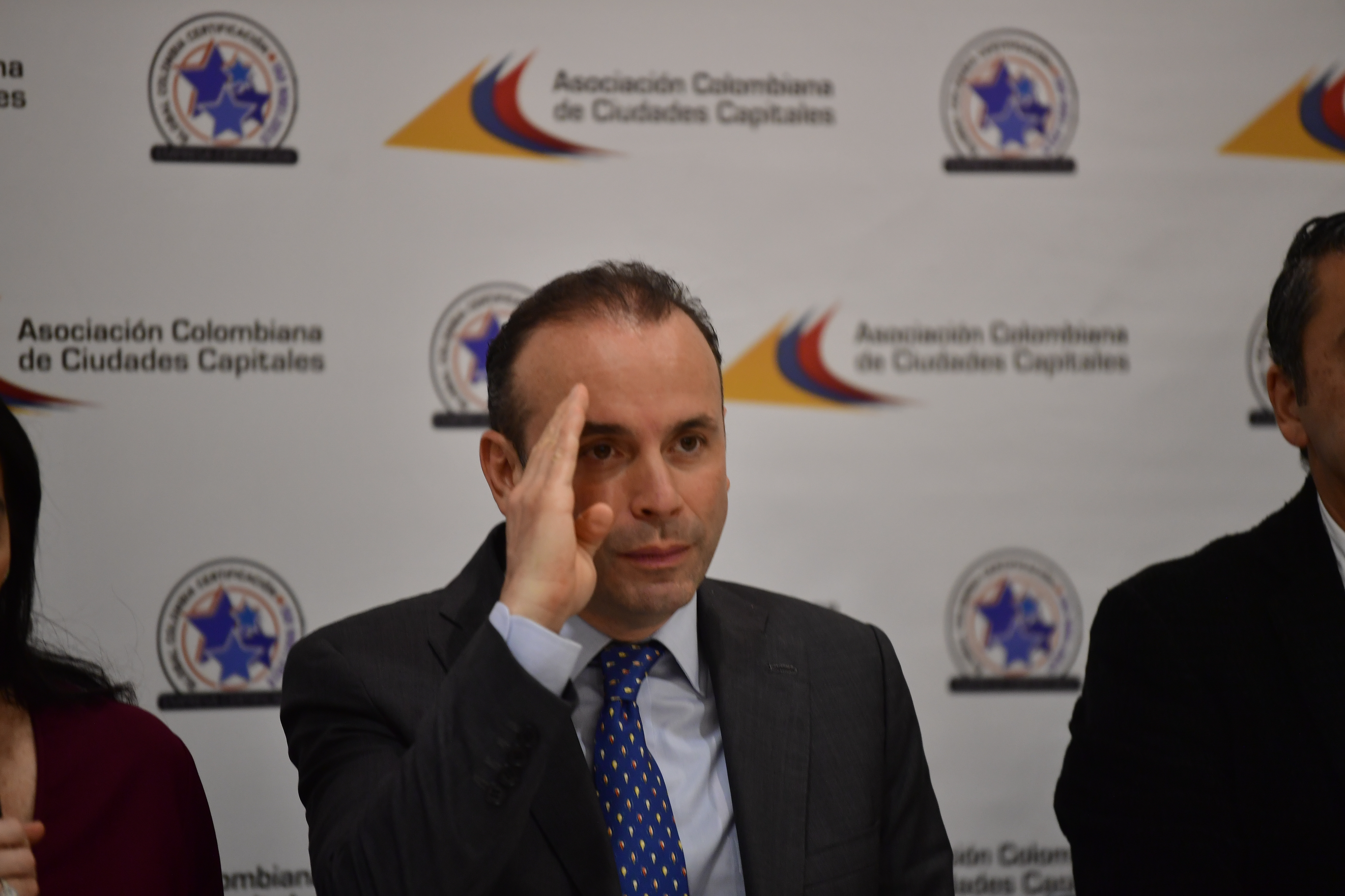 Alcalde de Cali durante rueda de Prensa de Asocapitales