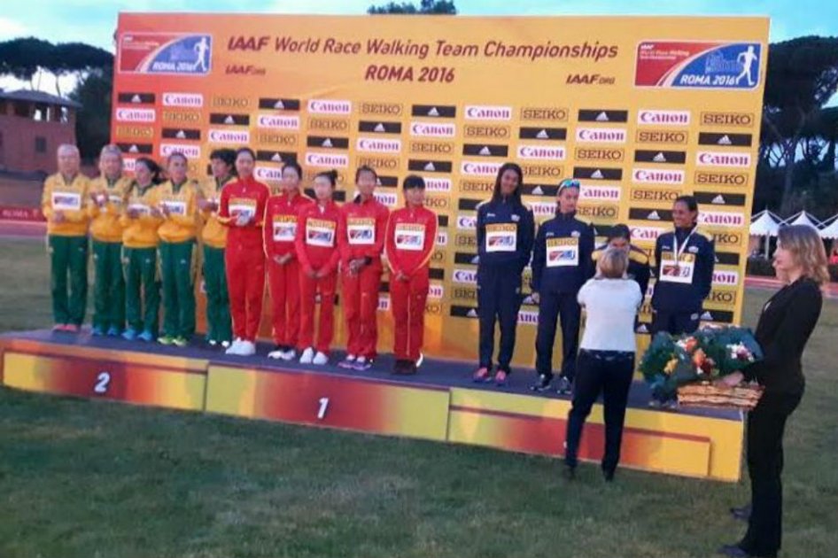 A la derecha, la cuarteta colombiana de los 20 kilómetros, rama femenina, el podio de los 20 kilómetros del Mundial de Marcha. Le anteceden Australia (tercero) y China (primero). Foto: COC