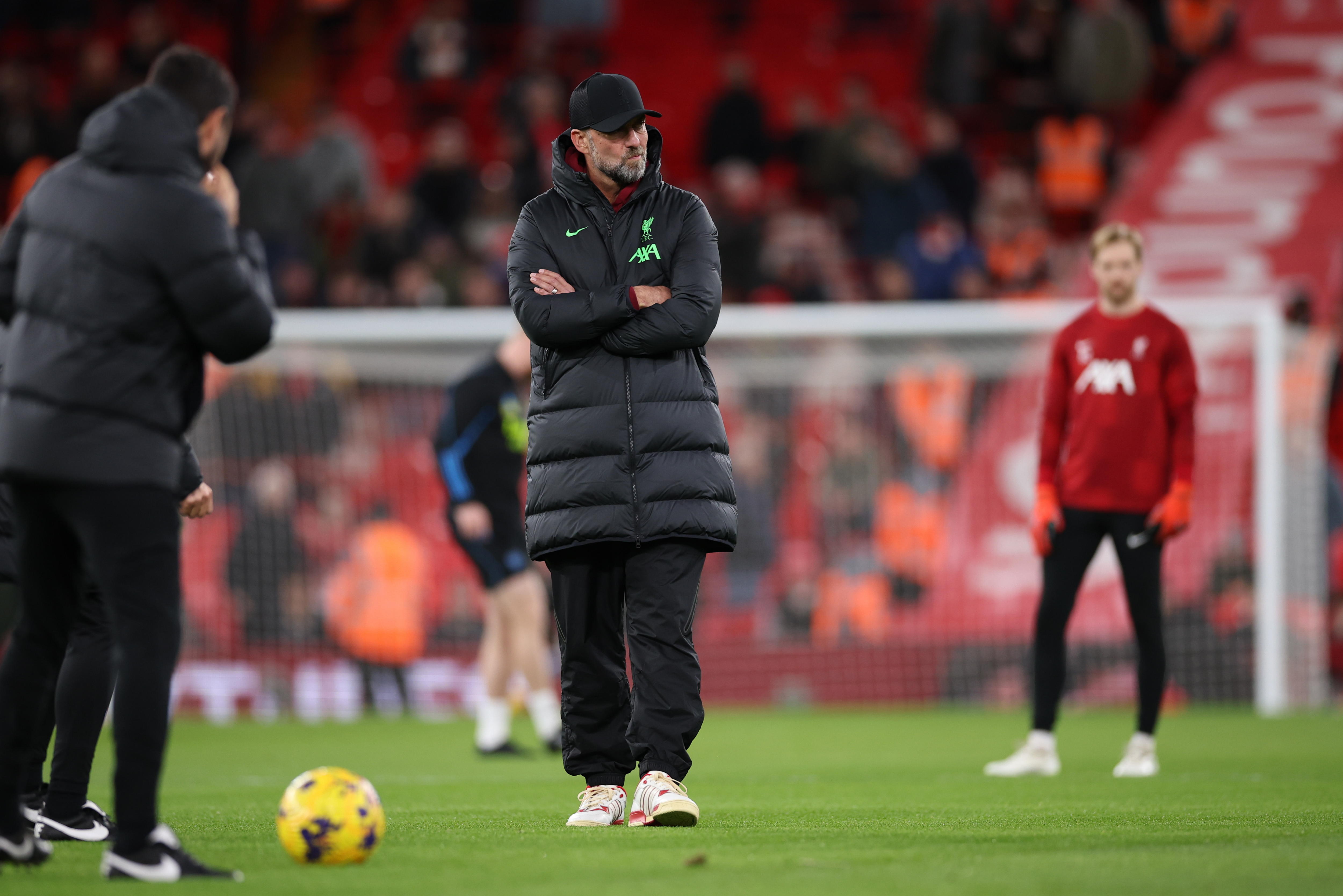 Liverpool (United Kingdom), 23/12/2023.- Liverpool manager Jurgen Klopp watches the warmup ahead of the English Premier League soccer match between Liverpool FC and Arsenal FC in Liverpool, Britain, 23 December 2023. (Reino Unido) EFE/EPA/ADAM VAUGHAN EDITORIAL USE ONLY. No use with unauthorized audio, video, data, fixture lists, club/league logos or 'live' services. Online in-match use limited to 120 images, no video emulation. No use in betting, games or single club/league/player publications.