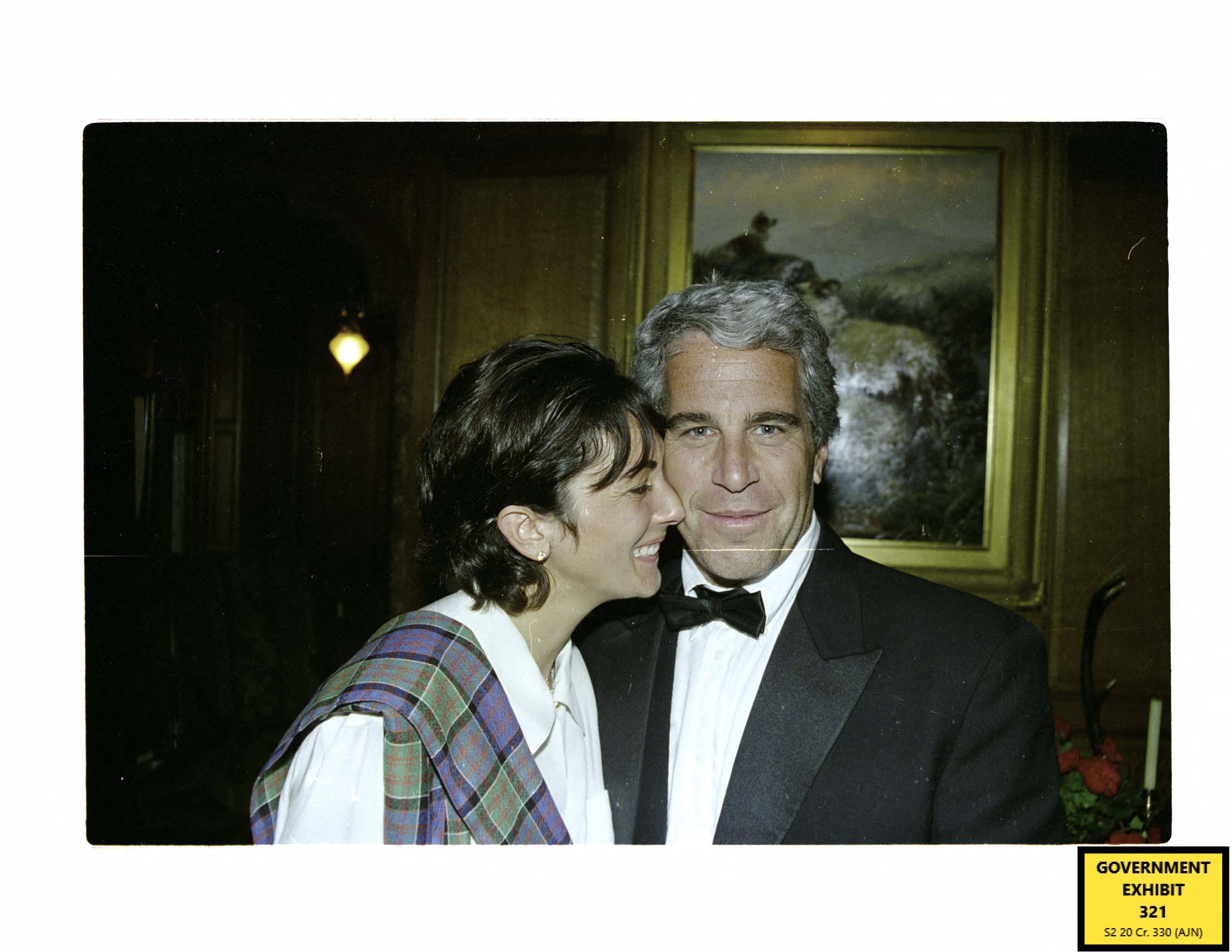 Expareja de Epstein es trasladada a cárcel de menor seguridad, mientras busca inmunidad