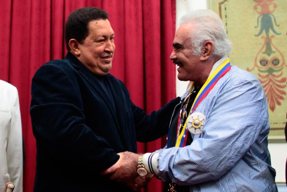 Chávez condecora a Vicente Fernández