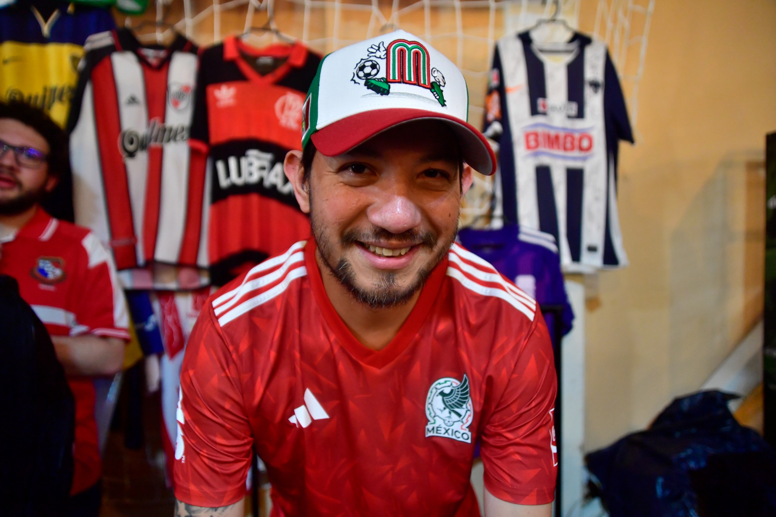 Mauricio Hernández, coleccionista de camisetas oriundo de México.