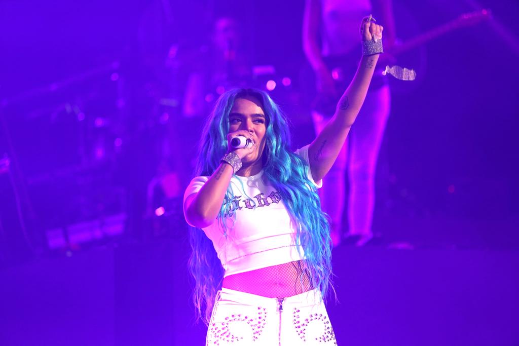 Karol G caminó por los pasillos del Movistar Arena y saludó a sus fans, posteriormente se dirigió hacía la tarima del centro.