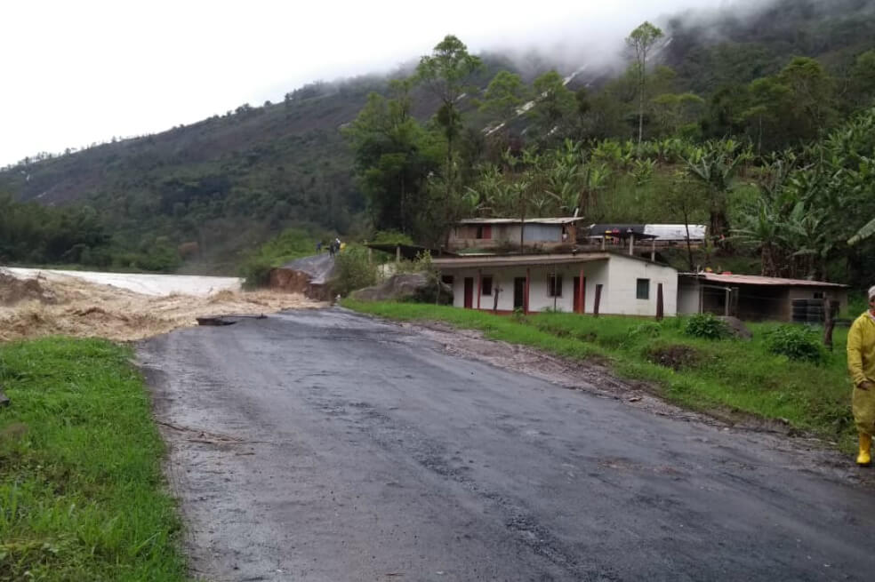 Desbordamiento de río bloquea vía de Arauca a los santanderes