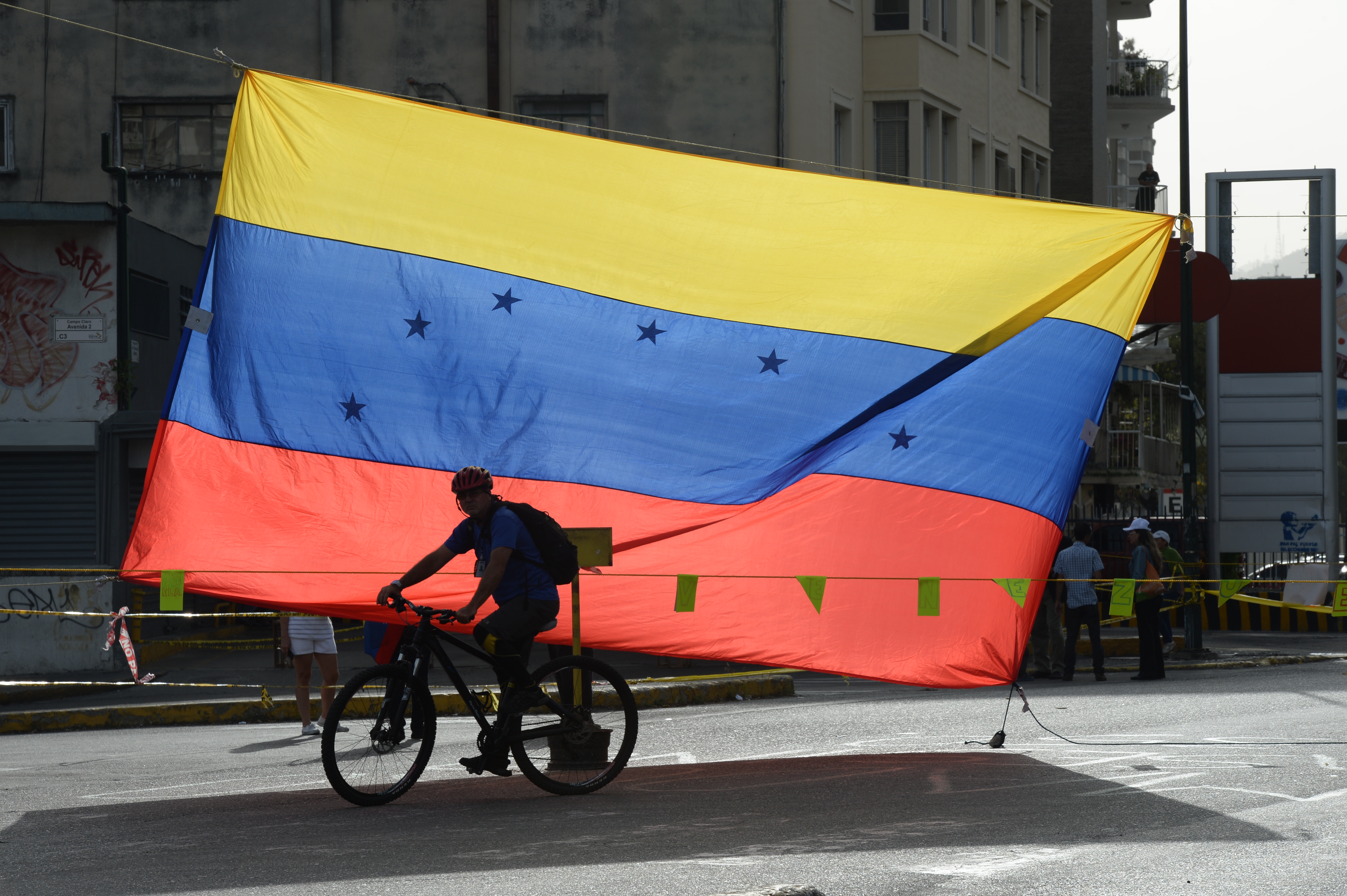 Presos políticos venezolanos excarcelados se presentan ante los tribunales