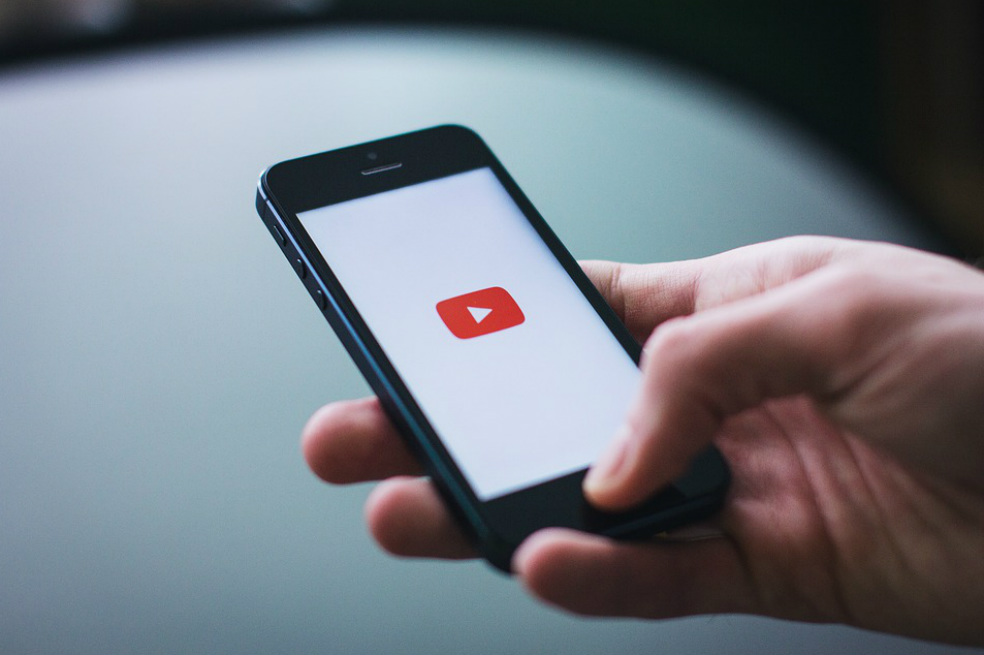 YouTube anuncia primeros proyectos en español con Maluma y García Bernal