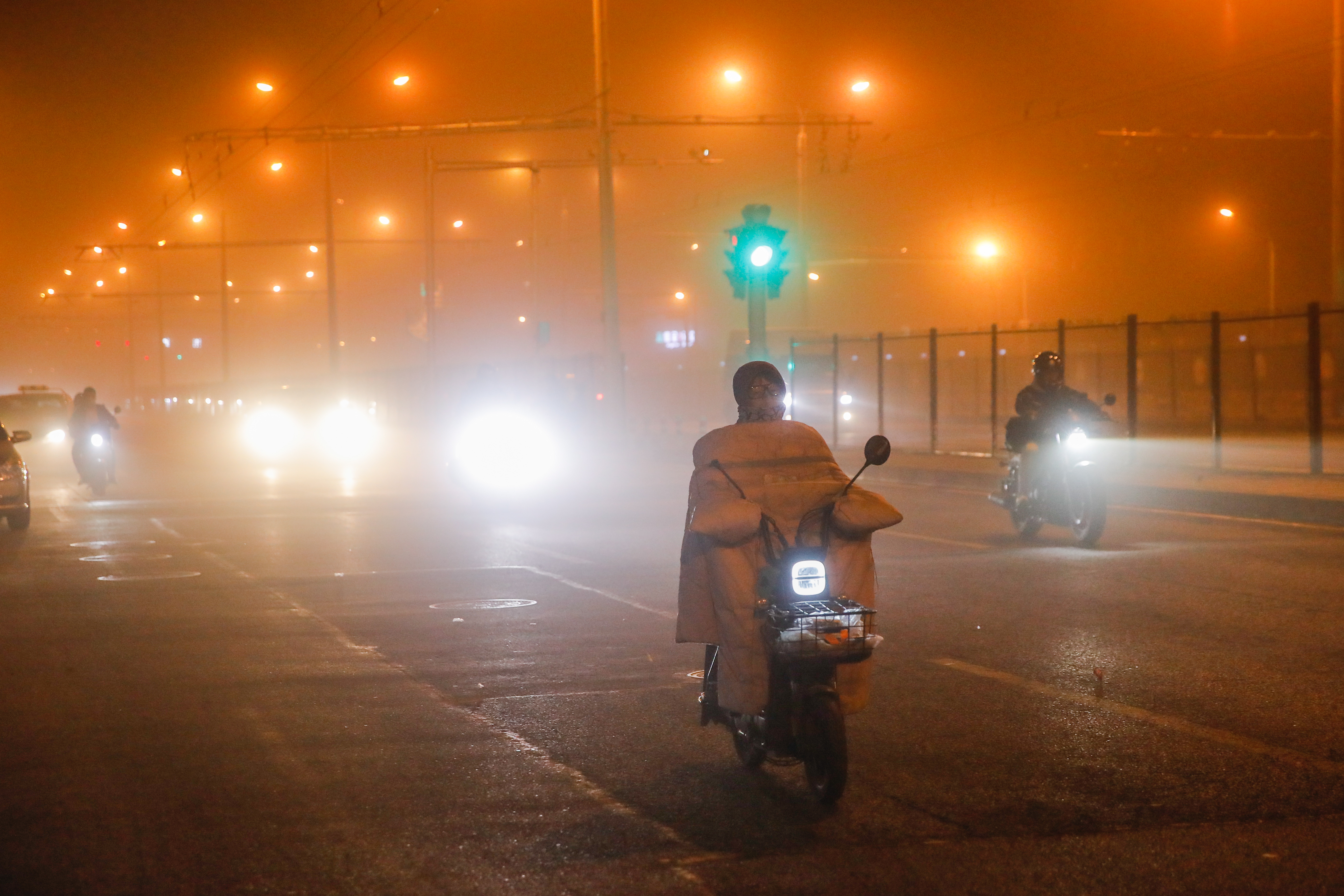 Las tormentas de arena en China obligan a sus ciudadanos a usar tapabocas de nuevo
