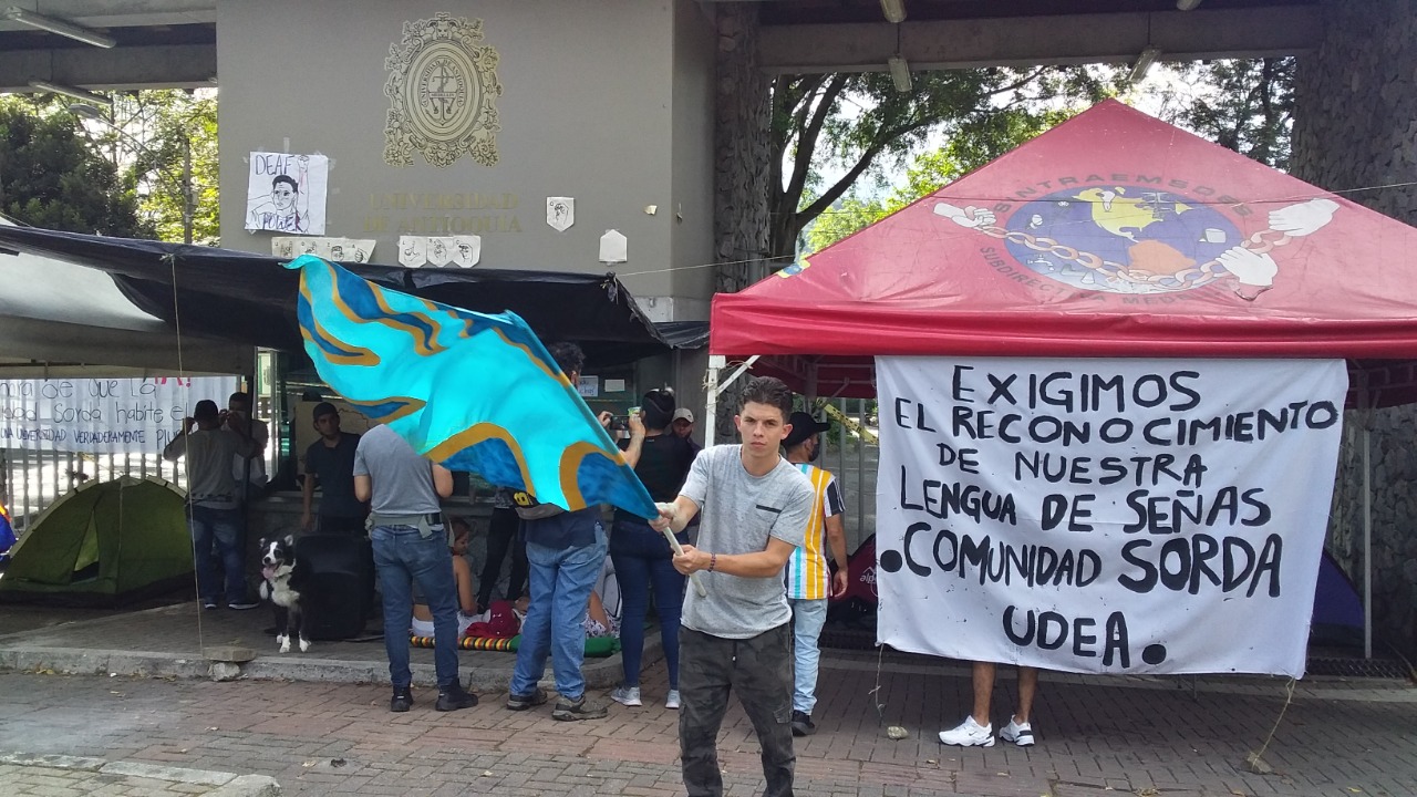 Joven de la comunidad sorda reclamando sus derechos