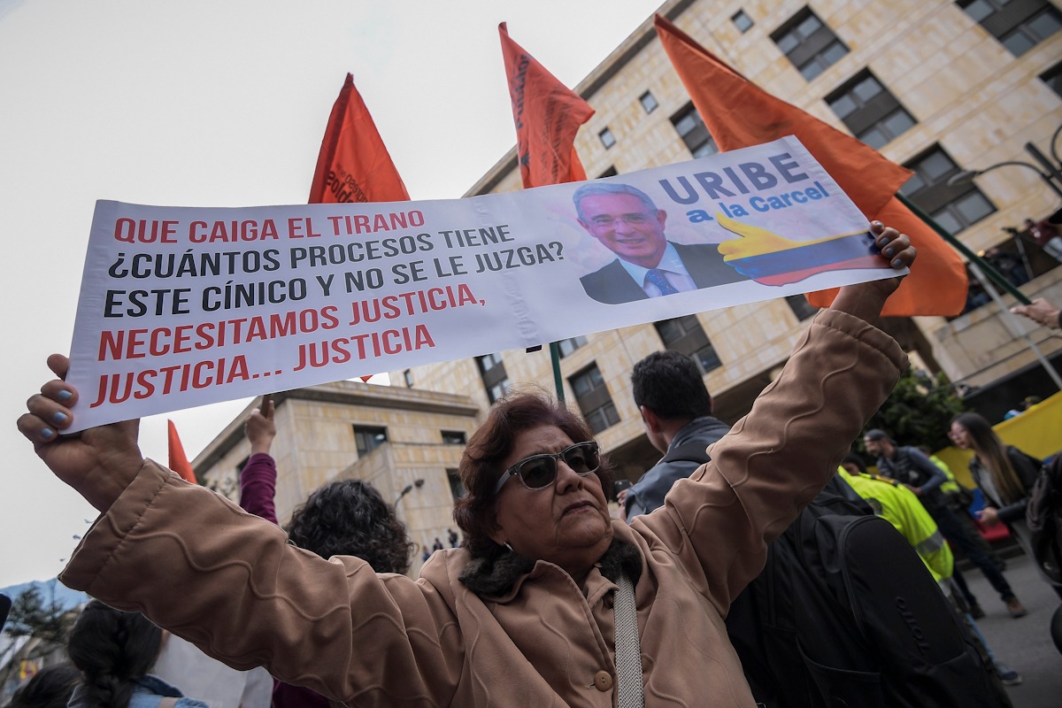 Se presentan cierres ante protestas por indagatoria de Álvaro Uribe