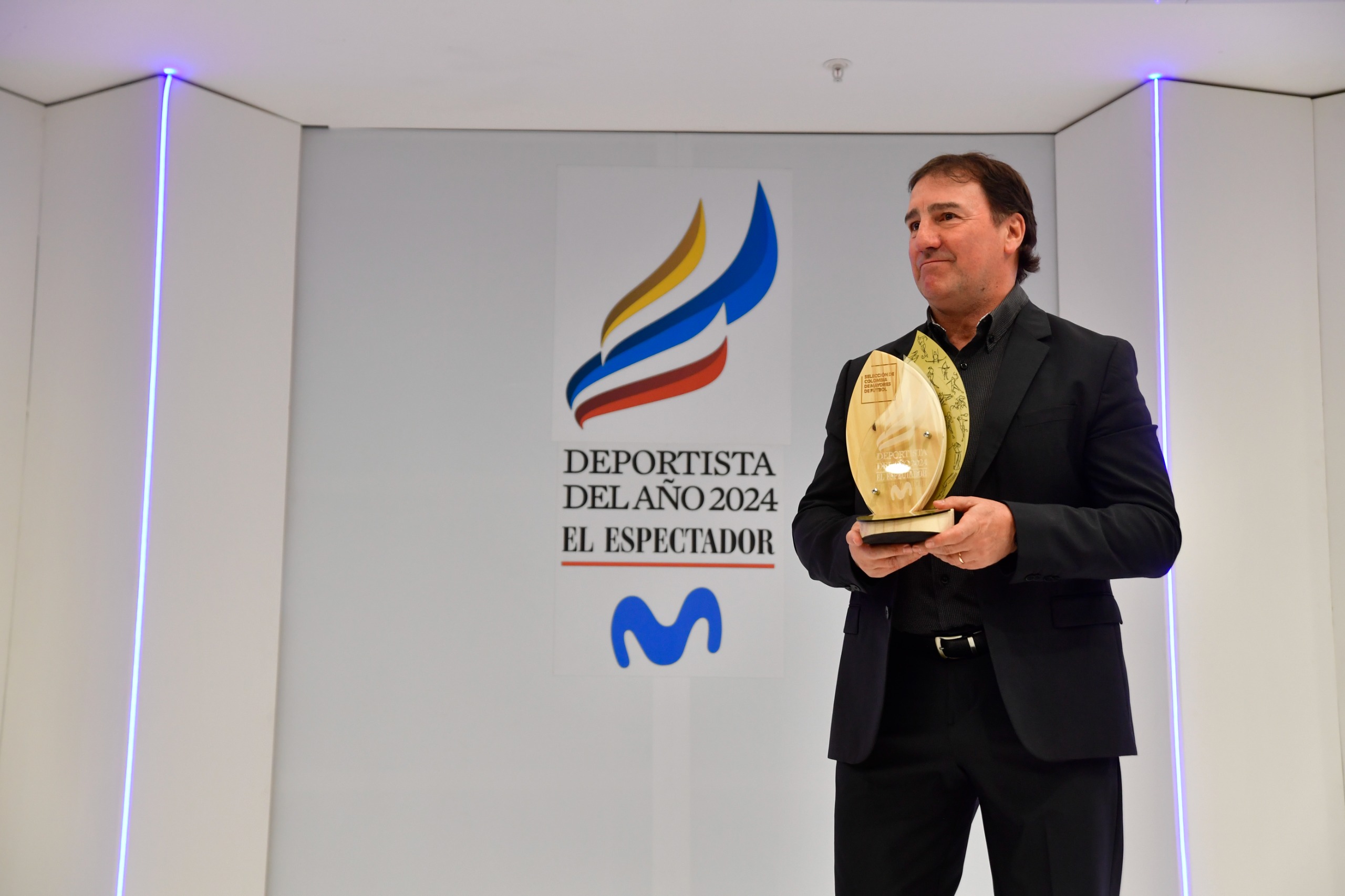 El técnico Néstor  Lorenzo recibió en nombre de la selección de mayores el premio como equipo del año.