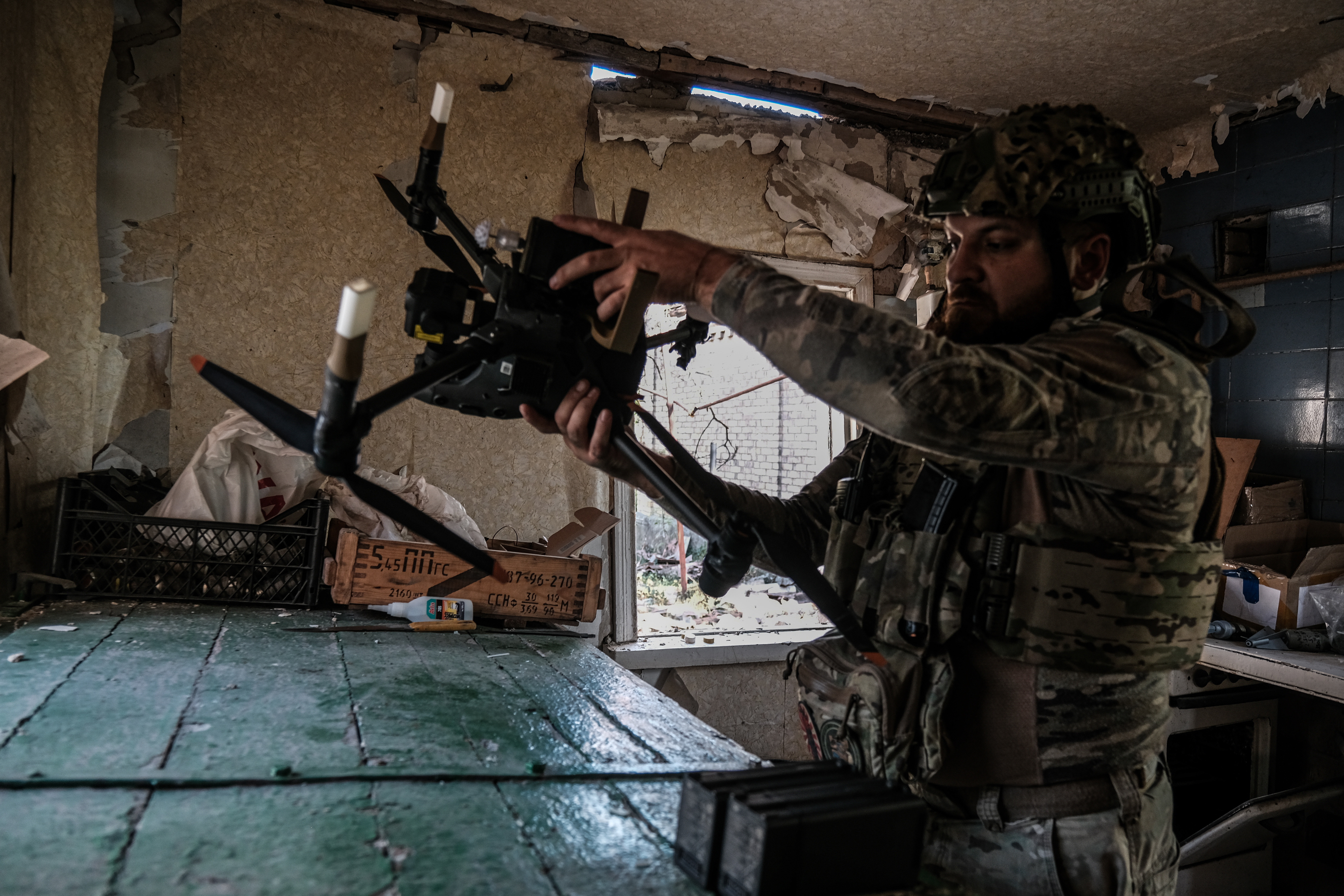 FOTODELDÍA Chasiv Yar (Ucrania), 09/11/2024.- Un soldado ucraniano trabaja en un dron de ataque en la localidad de Chasiv Yar, región de Donetsk, Ucrania, el 11 de septiembre de 2024. El ejército ucraniano modifican sus drones para que puedan cargarse con explosivos que pesen hasta dos kilogramos para poder lanzarlos de forma remota sobre el avance de las tropas rusas. EFE/ Maria Senovilla