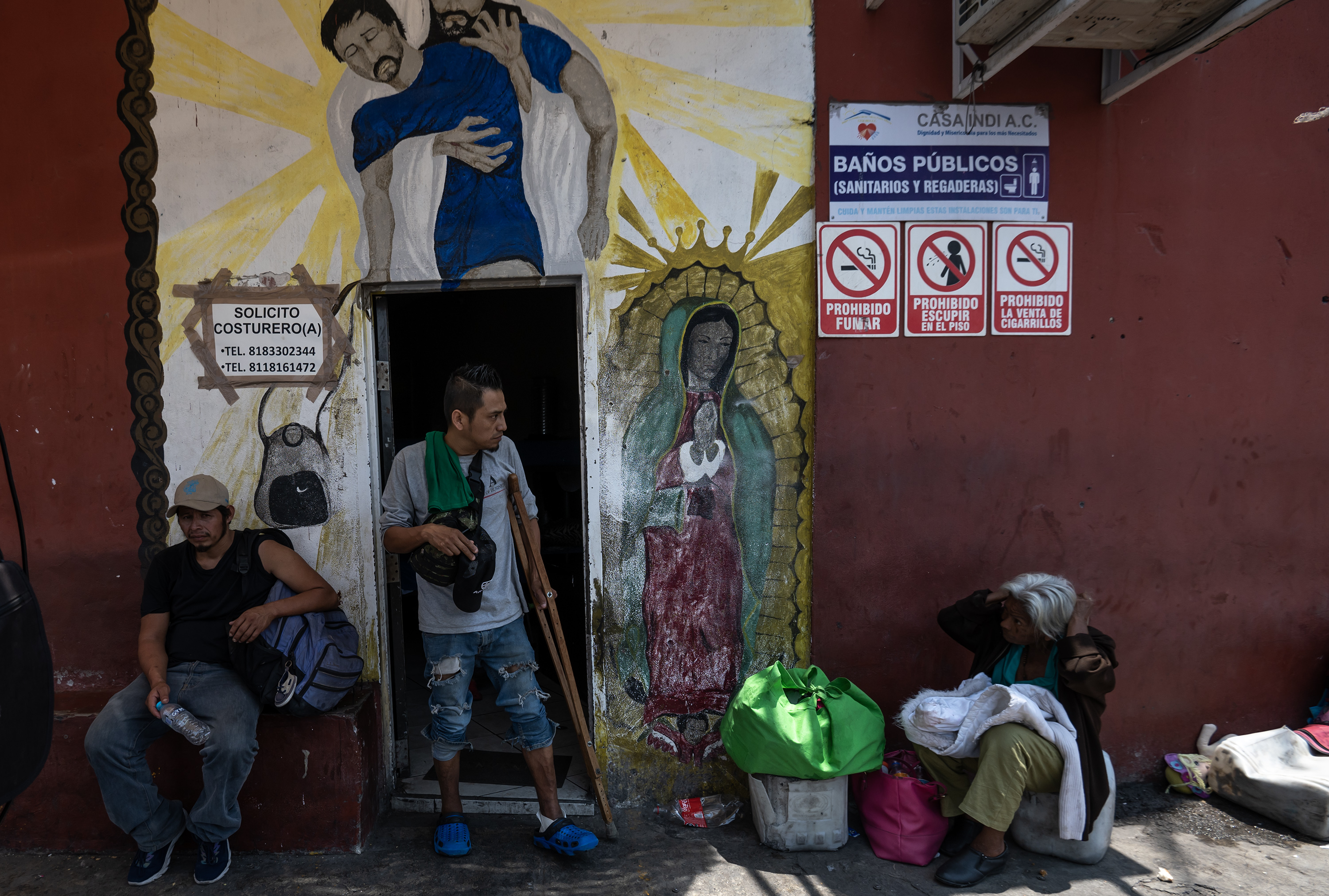 MEX4952. MONTERREY (MEXICO), 13/05/2023. Migrantes hacen fila para acceder a casa INDI, albergue que ofrece comida y refugio, el 12 de mayo de 2023 en la ciudad de Monterrey, Nuevo León (México). Ante el nuevo repunte migratorio que ocasionará el fin del Título 42, la norma sanitaria migratoria que implementó el gobierno de Donald Trump (2017-2021) por la pandemia de la covid-19, albergues de Nuevo León, en el norte de México, y autoridades estatales se preparan para hacer frente a esta situación. EFE/Miguel Sierra